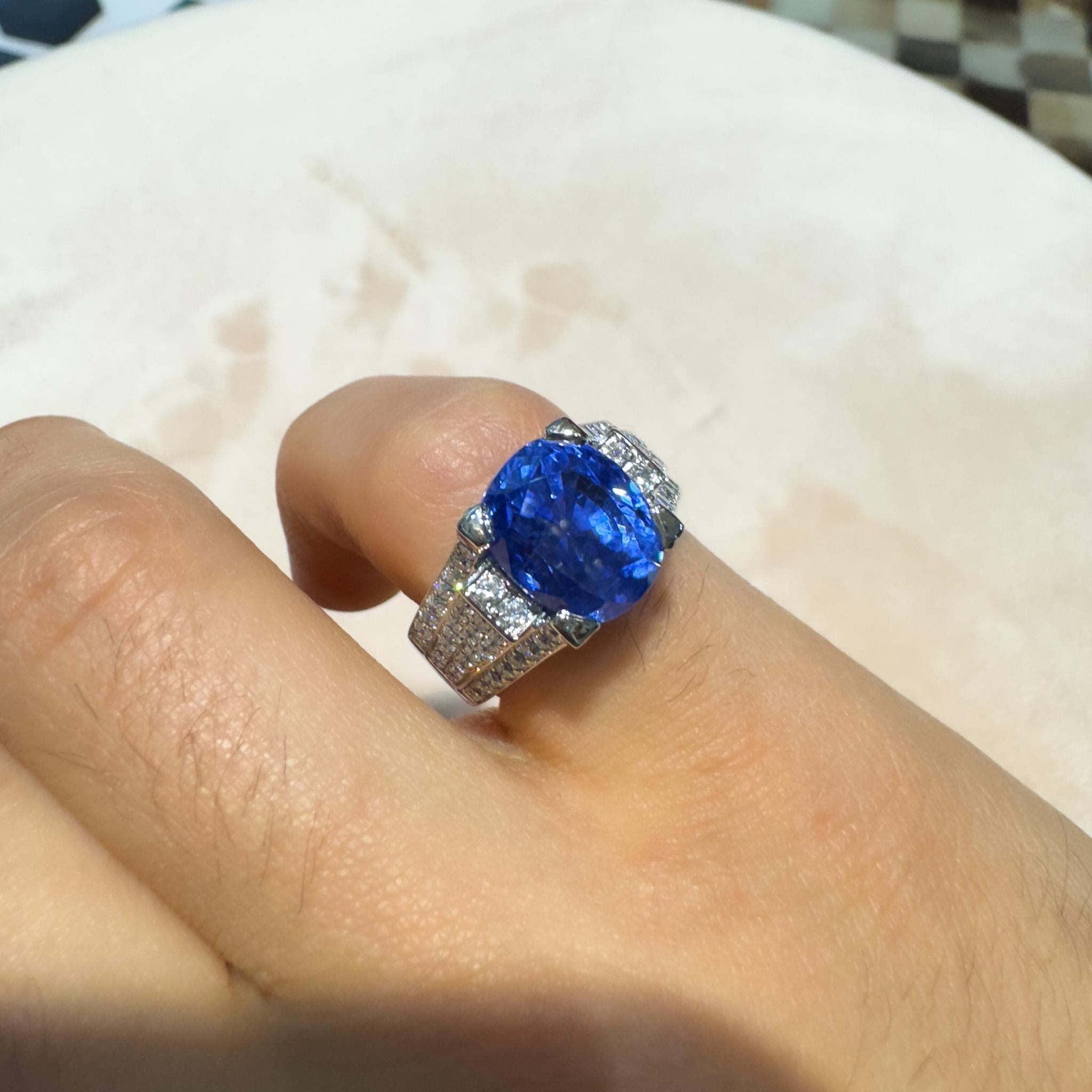 Zafiro azul violáceo de origen de Sri Lanka, de talla oval y sin calor, certificado GRS de 10,36 quilates, engastado en un anillo de oro blanco de 18 quilates con pavé de diamantes. El zafiro muestra un color azul casi real con un matiz violáceo,