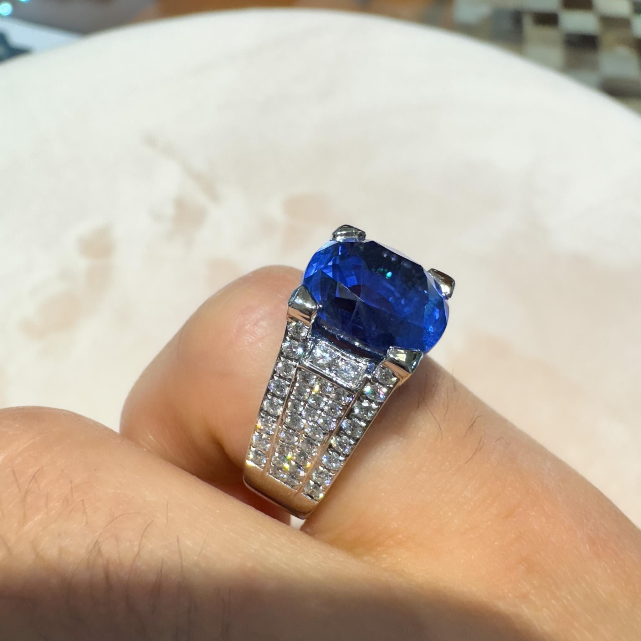 Anillo de diamantes y zafiro azul ovalado de Sri Lanka de 10,36 quilates sin calor Moderno en venta