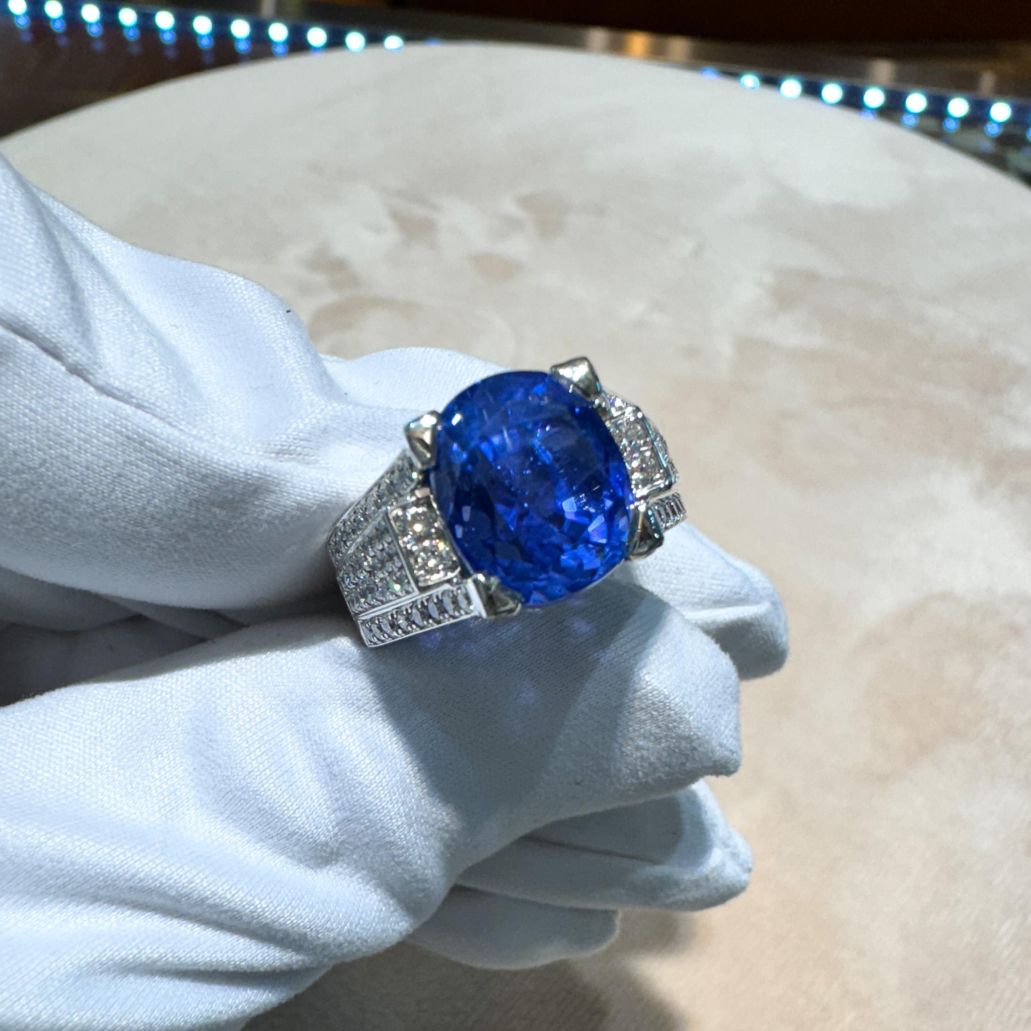Anillo de diamantes y zafiro azul ovalado de Sri Lanka de 10,36 quilates sin calor Corte oval en venta