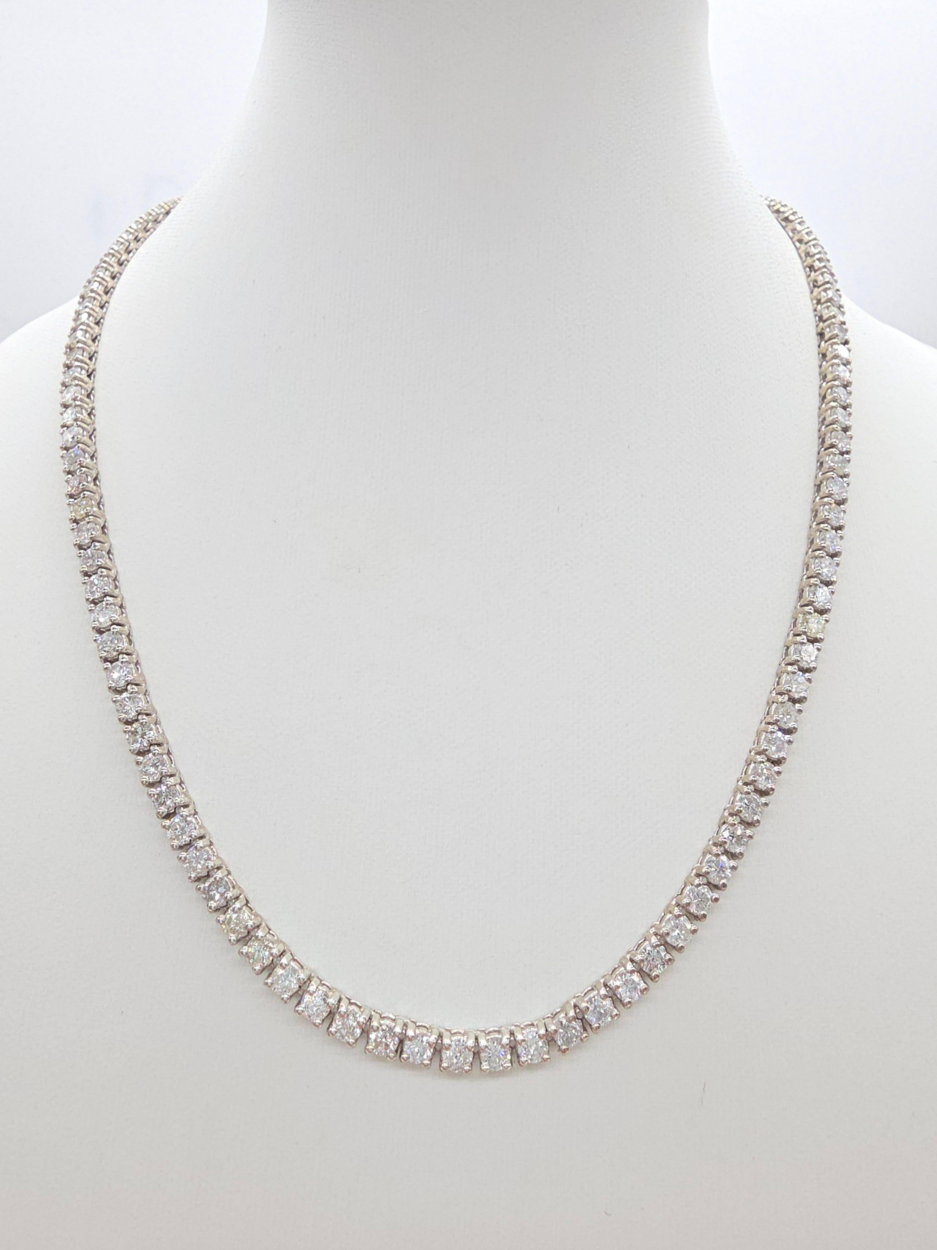 Élevez votre élégance avec ce superbe collier de tennis en diamant naturel de 10,38 carats. Fabriquée en argent sterling poli, cette pièce de 16 pouces présente d'éblouissants diamants de taille ronde sertis dans un style classique à quatre griffes