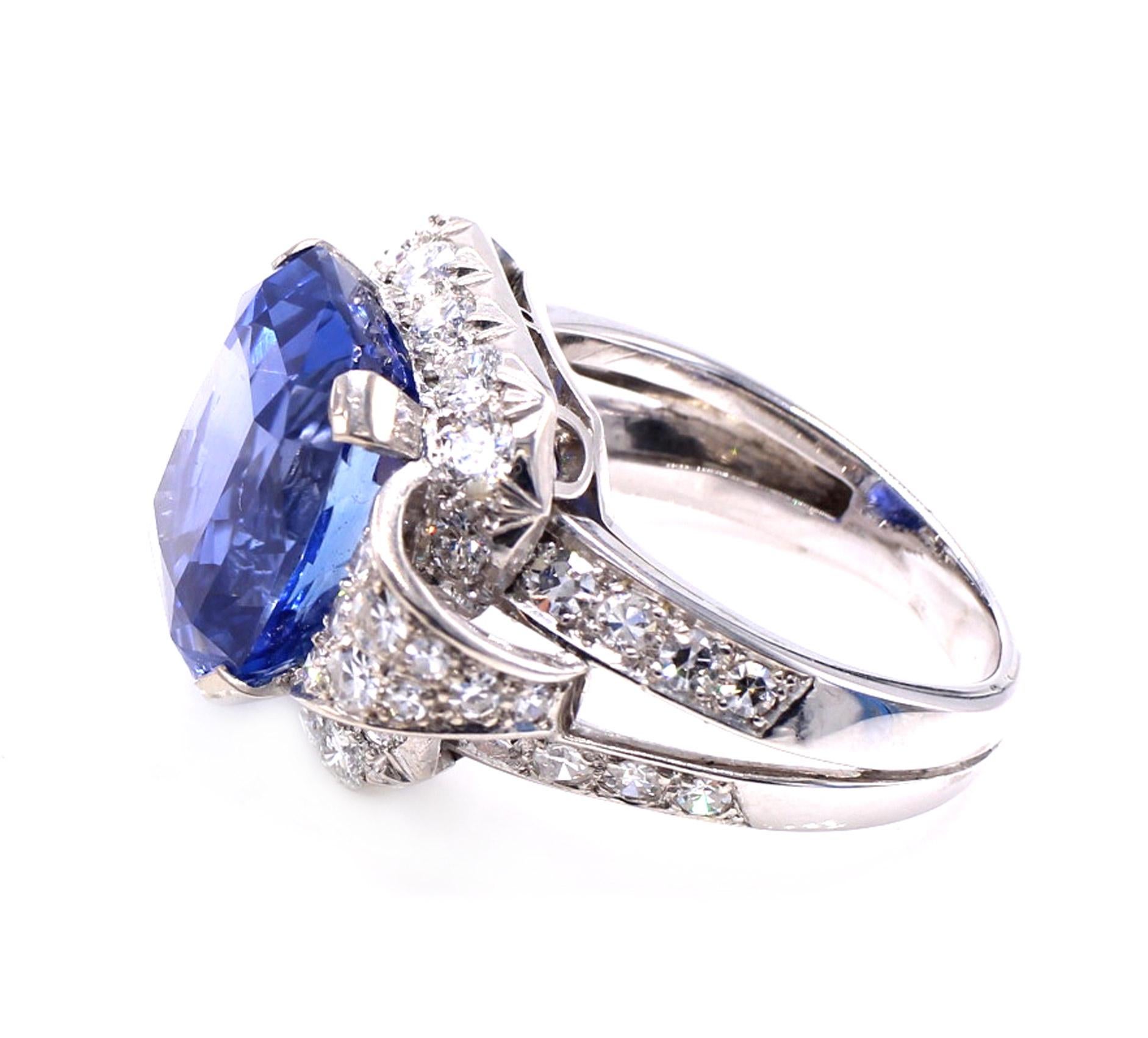 Ein leuchtend blauer, quadratischer Saphir im Mischschliff mit einem Gewicht von 10,38 Karat steht im Mittelpunkt dieses wunderschön gestalteten und meisterhaft handgefertigten Rings aus den 1950er Jahren. Der Saphir wird von einem Bericht des GIA