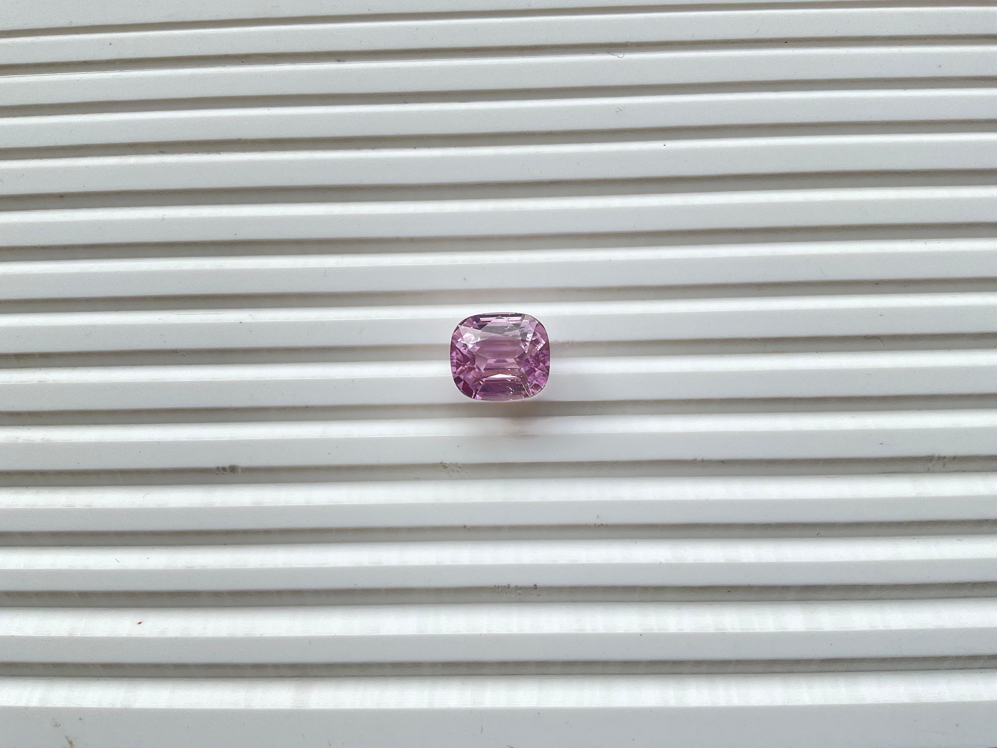 Art Deco 10.38 Carats Pink Kunzite Oval Natural Cut Stone For Fine Gem Jewellery For Sale