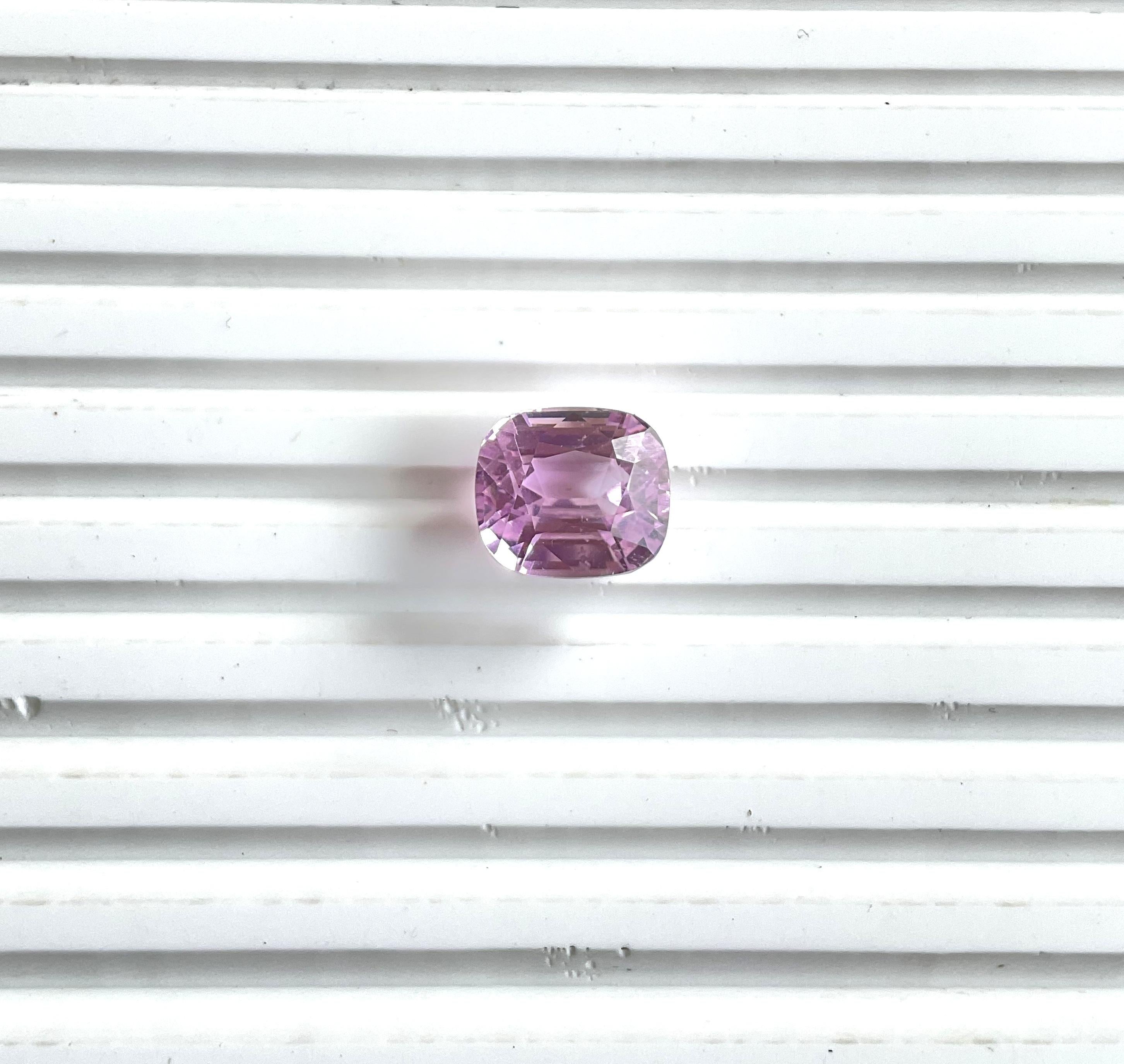 10.38 Carats Pink Kunzite Oval Natural Cut Stone For Fine Gem Jewellery In Fair Condition For Sale In Jaipur, RJ