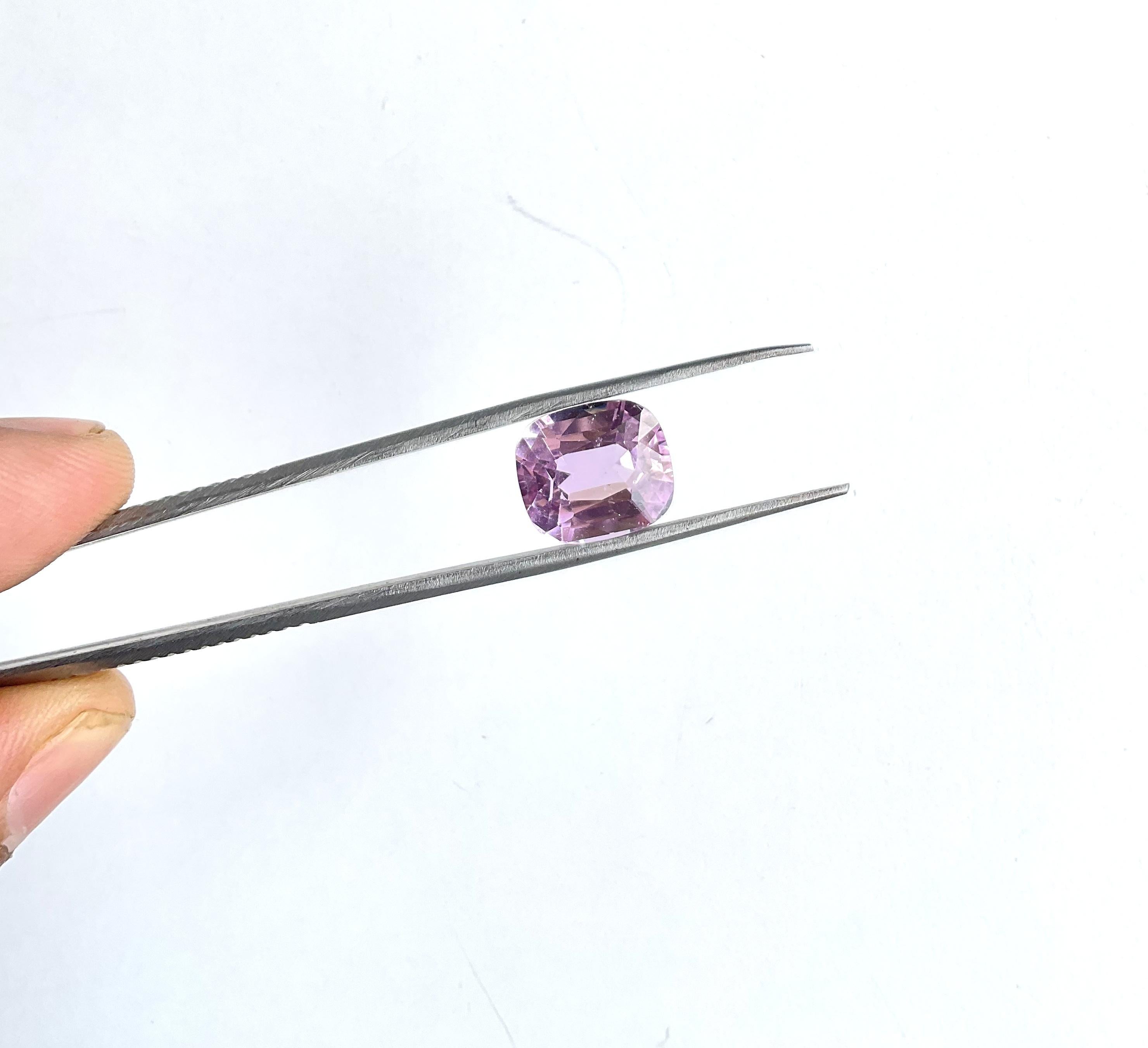 Women's or Men's 10.38 Carats Pink Kunzite Oval Natural Cut Stone For Fine Gem Jewellery For Sale