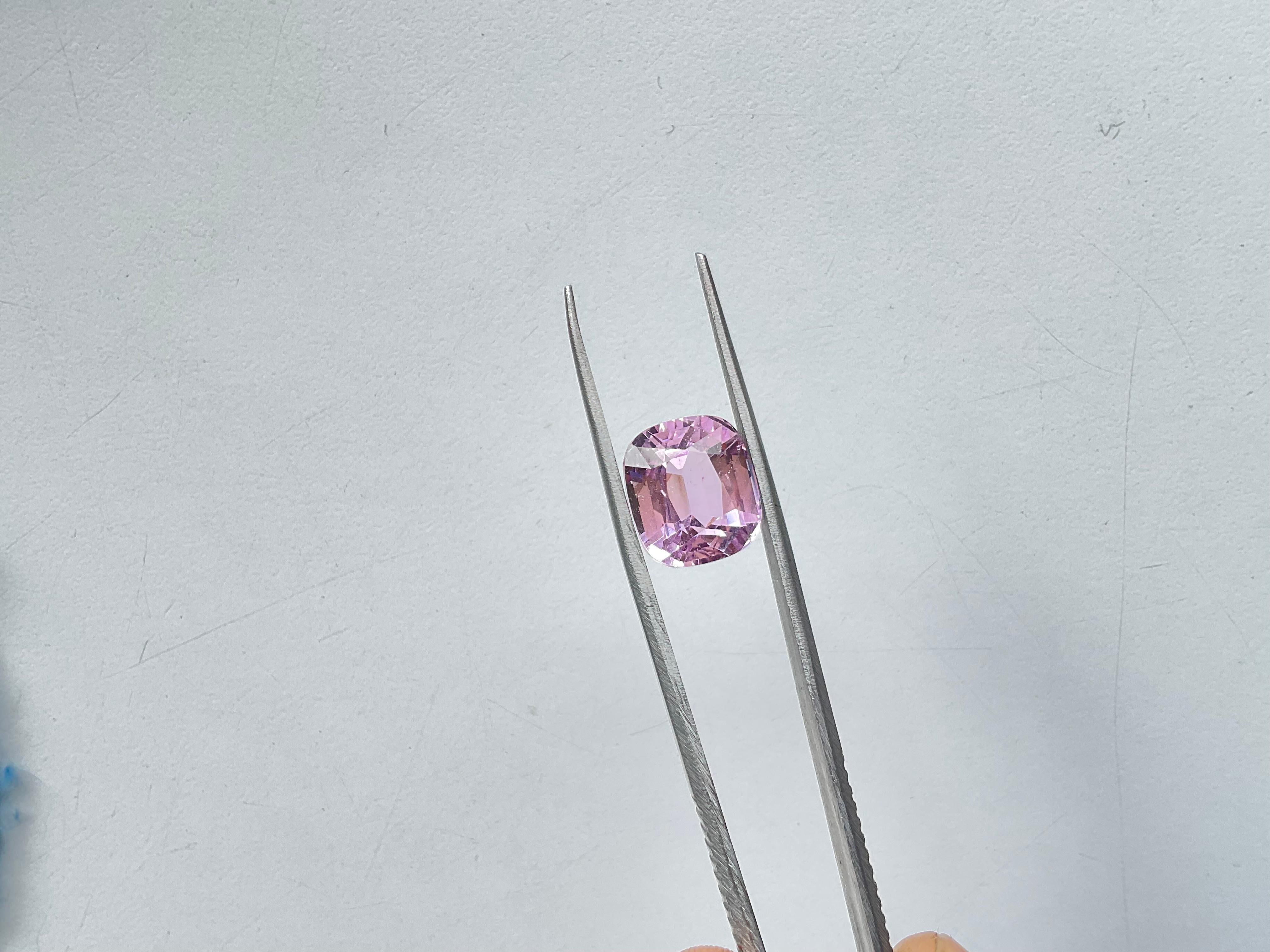 10.38 Carats Pink Kunzite Oval Natural Cut Stone For Fine Gem Jewellery For Sale 2