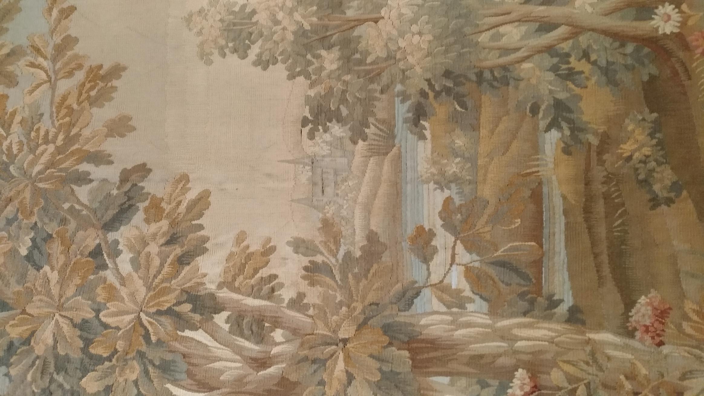 1039 - Very pretty French Aubusson tapestry from the end of the 19th century with a garden motif with birds and beautiful colors, entirely hand-woven with wool and silk.
 