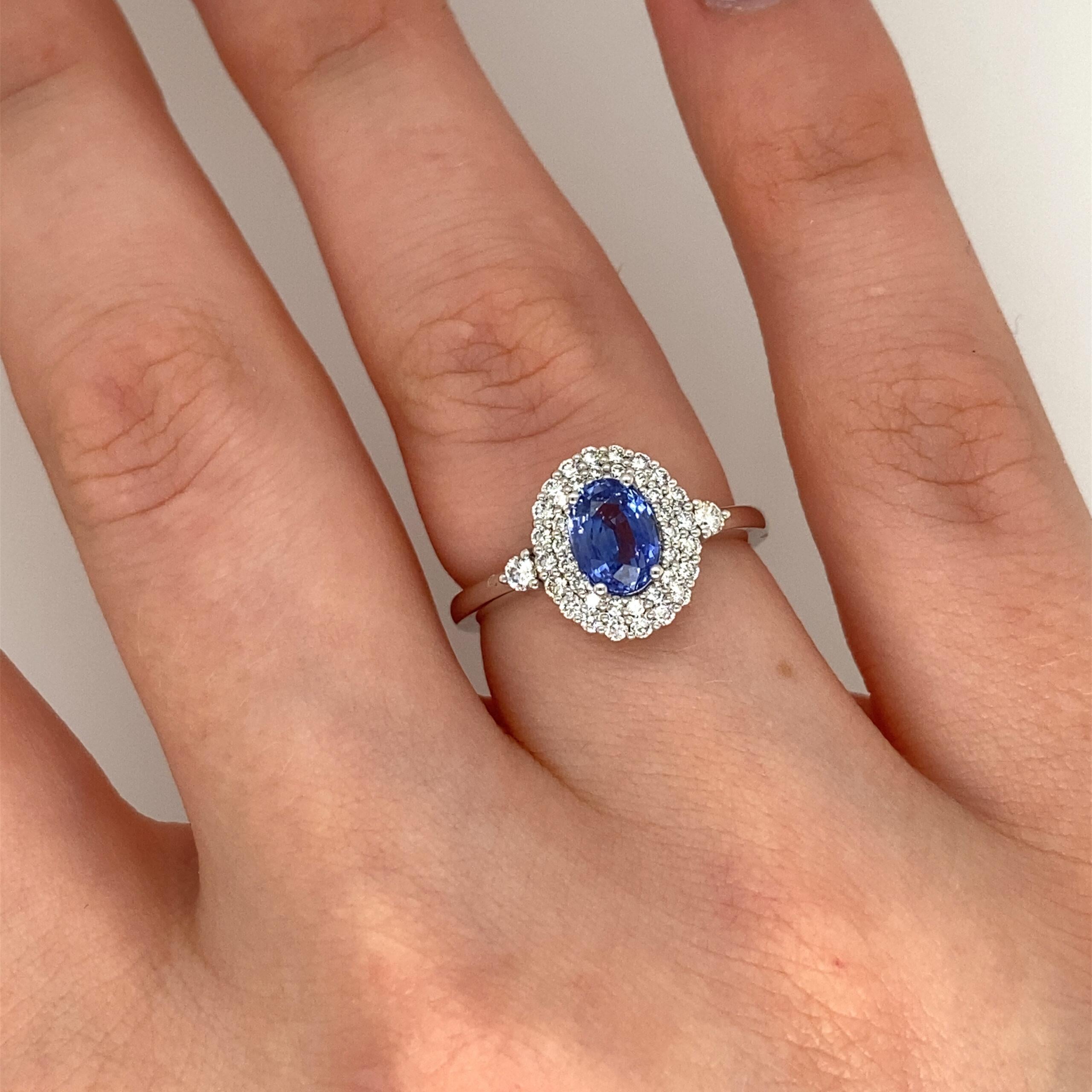 Women's 1.03ct Certified Natural Ceylon Sapphire Ring Surrounded by 0.31ct Diamonds For Sale