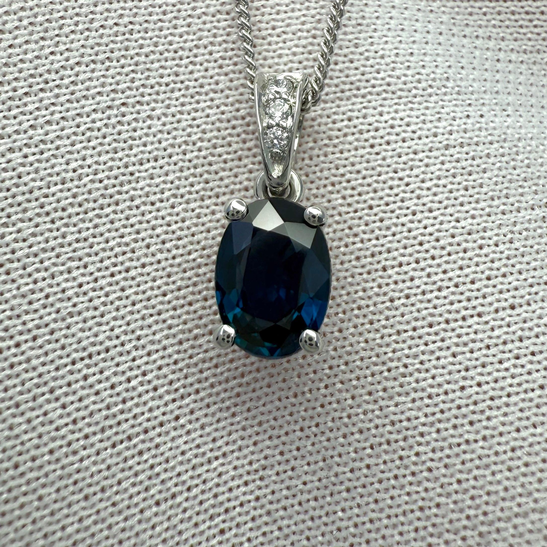 Collana con ciondolo in platino con zaffiro ovale e diamante di colore blu intenso.

Zaffiro da 1,03 carati con un bel colore blu intenso e un'eccellente purezza. Pietra molto pulita. VVS.

Lo zaffiro ha anche un eccellente taglio ovale che mostra