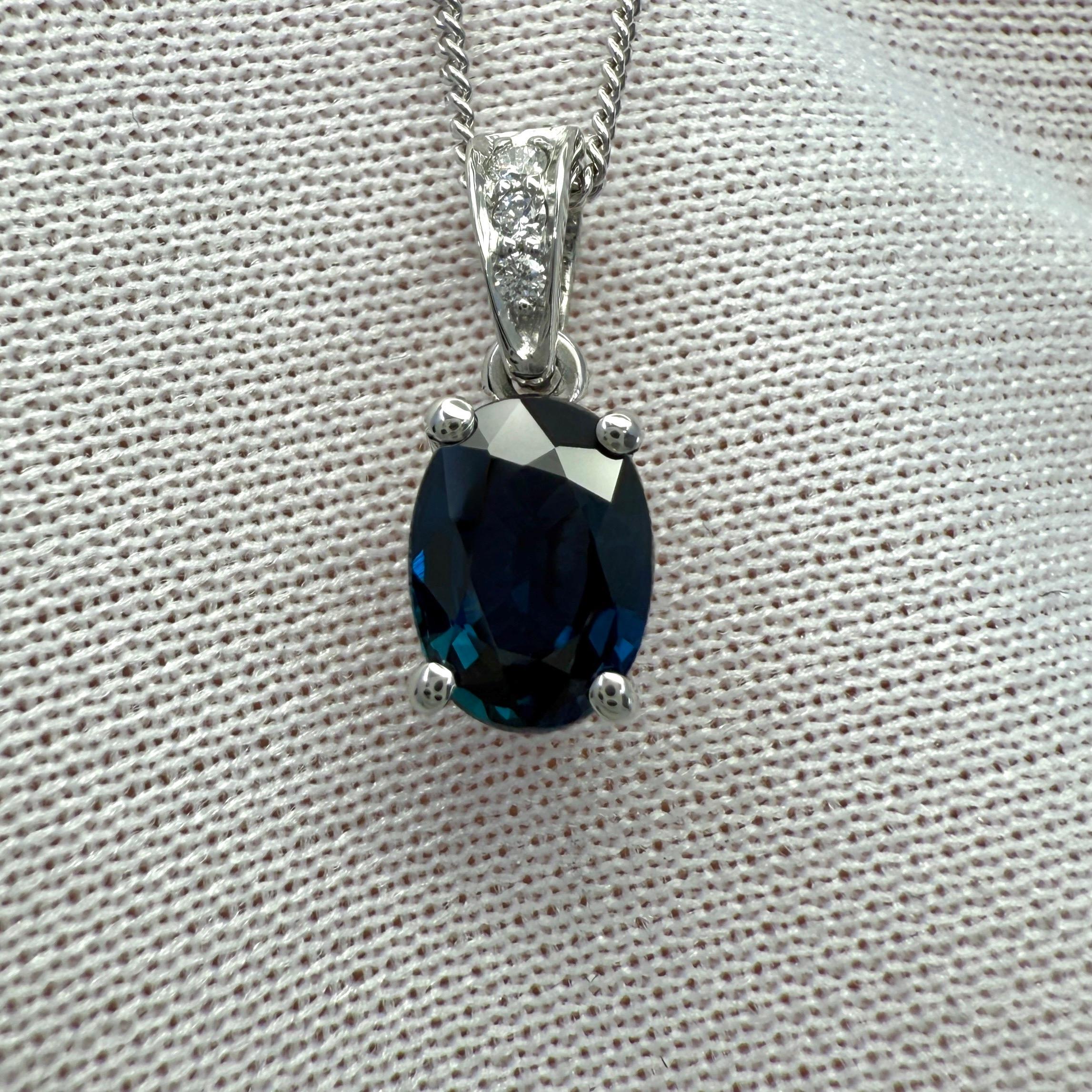 Taglio ovale Collana con ciondolo solitario in platino con zaffiro e diamante taglio ovale blu intenso da 1,03 ct. in vendita