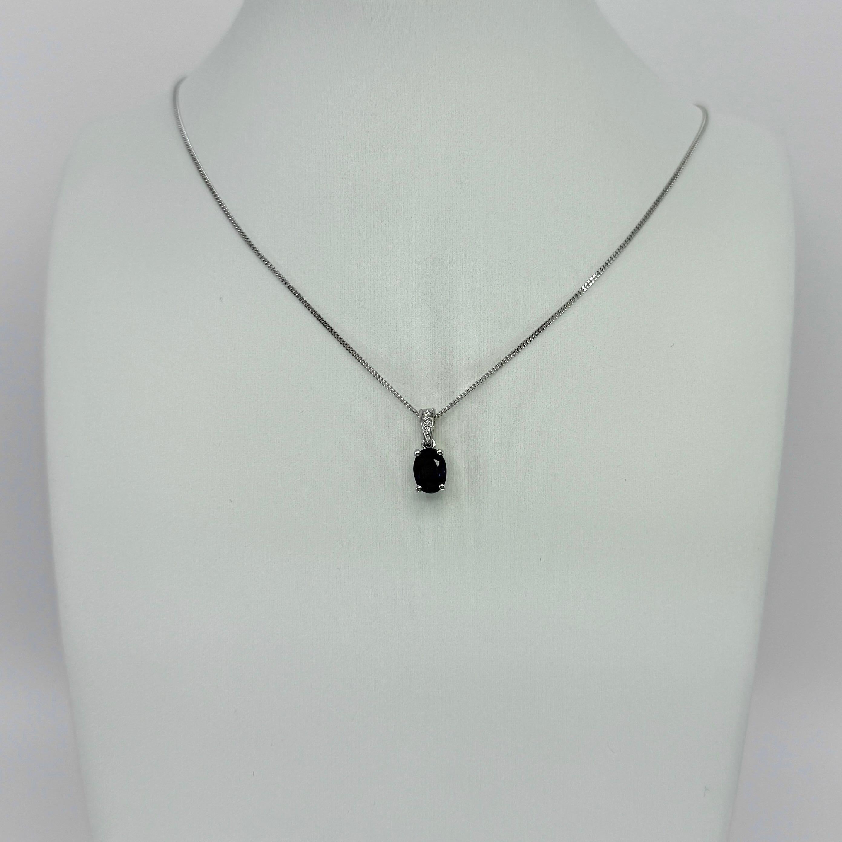 Collana con ciondolo solitario in platino con zaffiro e diamante taglio ovale blu intenso da 1,03 ct. In condizioni Nuovo in vendita a Birmingham, GB