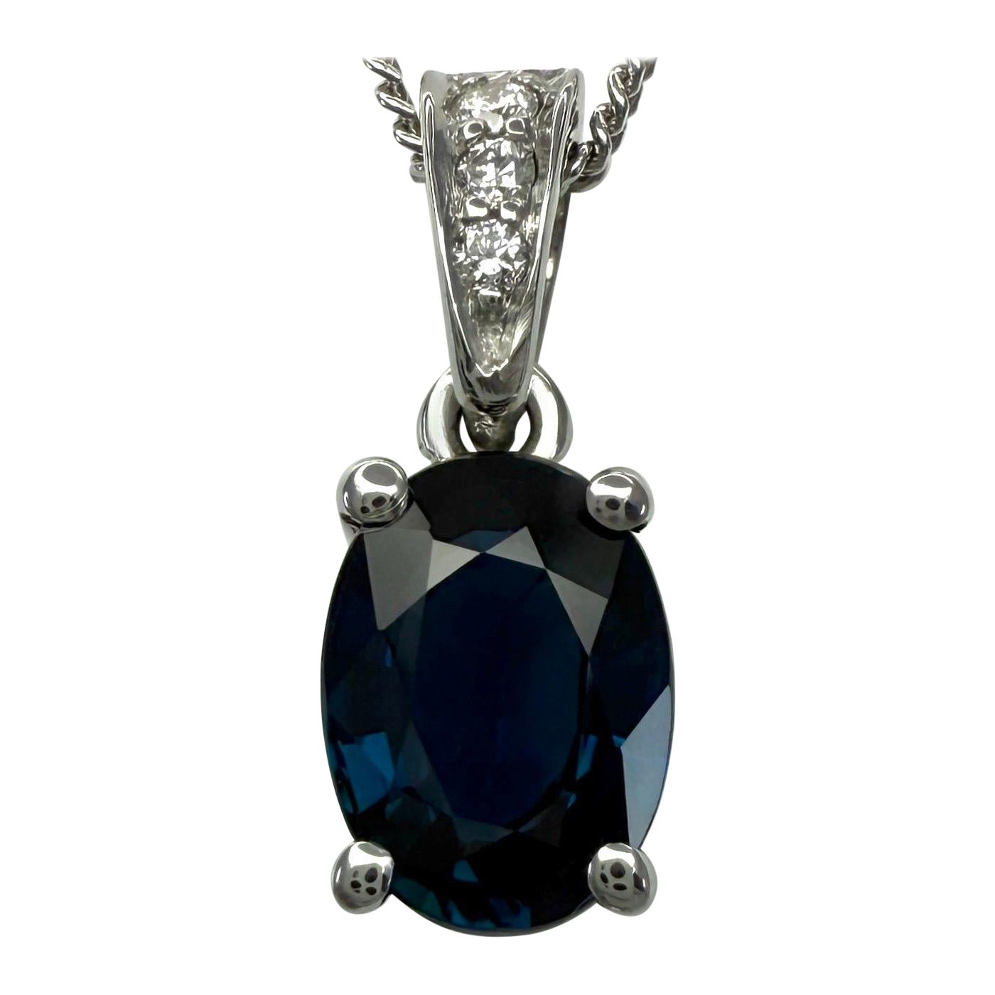 Collana con ciondolo solitario in platino con zaffiro e diamante taglio ovale blu intenso da 1,03 ct.