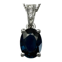 Collana con ciondolo solitario in platino con zaffiro e diamante taglio ovale blu intenso da 1,03 ct.