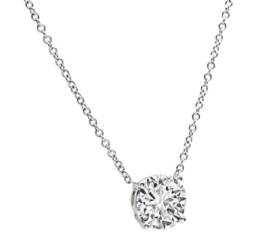 Voici un magnifique collier à pendentif solitaire en or blanc 14k. Le collier est serti d'un diamant rond étincelant pesant environ 1.03 ct. La couleur du diamant est G-H avec une pureté VS2. Le pendentif mesure 6,5 mm de diamètre. Le collier mesure