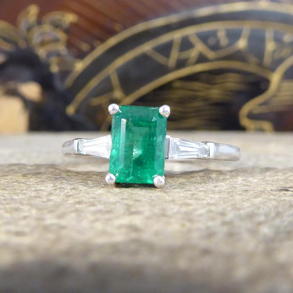 1.03ct Emerald Cut Emerald Ring with Baguette Cut Diamond Shoulders in Platinum In Excellent Condition In Yorkshire, West Yorkshire