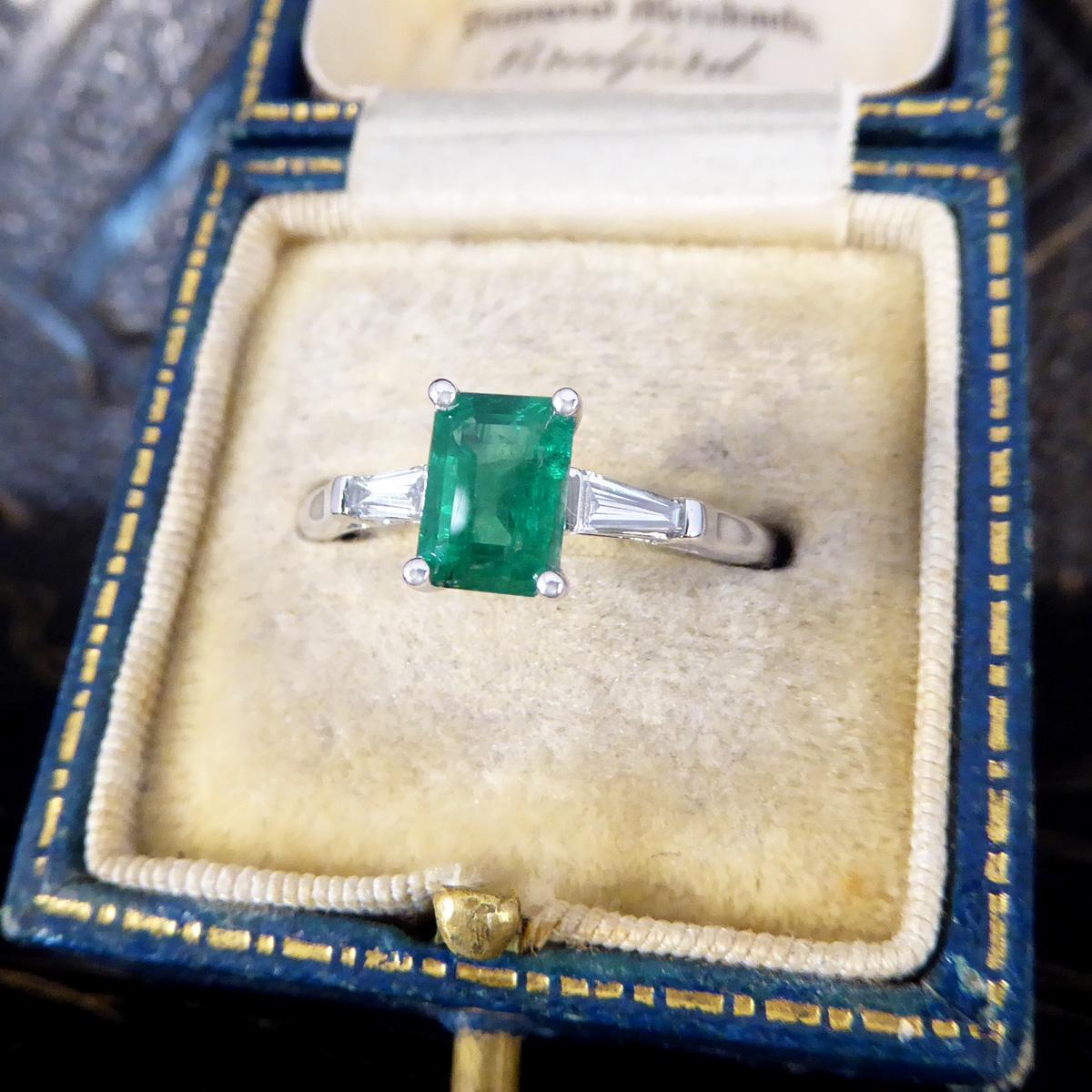 1.03ct Emerald Cut Emerald Ring with Baguette Cut Diamond Shoulders in Platinum 4