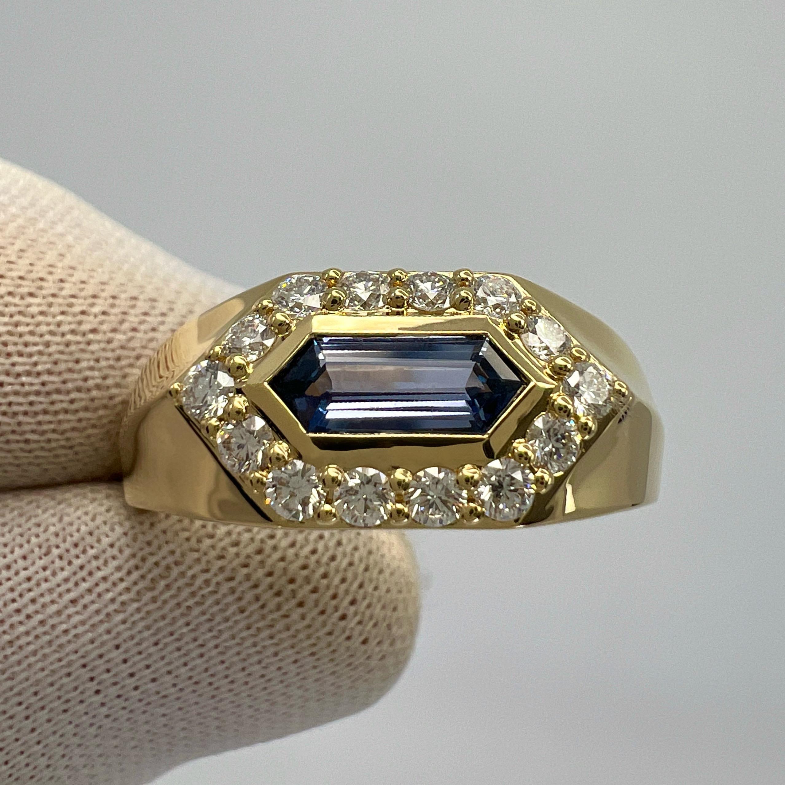 Nature Fancy Pentagon Cut Vivid Ceylon Blue Sapphire 18k Yellow Gold Diamond Halo Signet Ring. 1,03 carat au total.

Saphir naturel de 0,65 carat avec une taille unique en pentagone fantaisie et une couleur bleue violacée vive et brillante. Elle