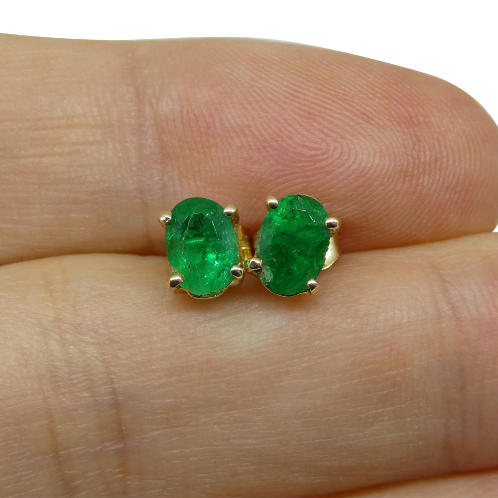 Entdecken Sie die Anziehungskraft zeitloser Eleganz mit diesen ovalen 1,03 Karat grünen kolumbianischen Smaragd-Ohrsteckern, die sorgfältig in 14 Karat Gelbgold gefasst sind. Diese mit Präzision und Leidenschaft in Toronto, Kanada, gefertigten
