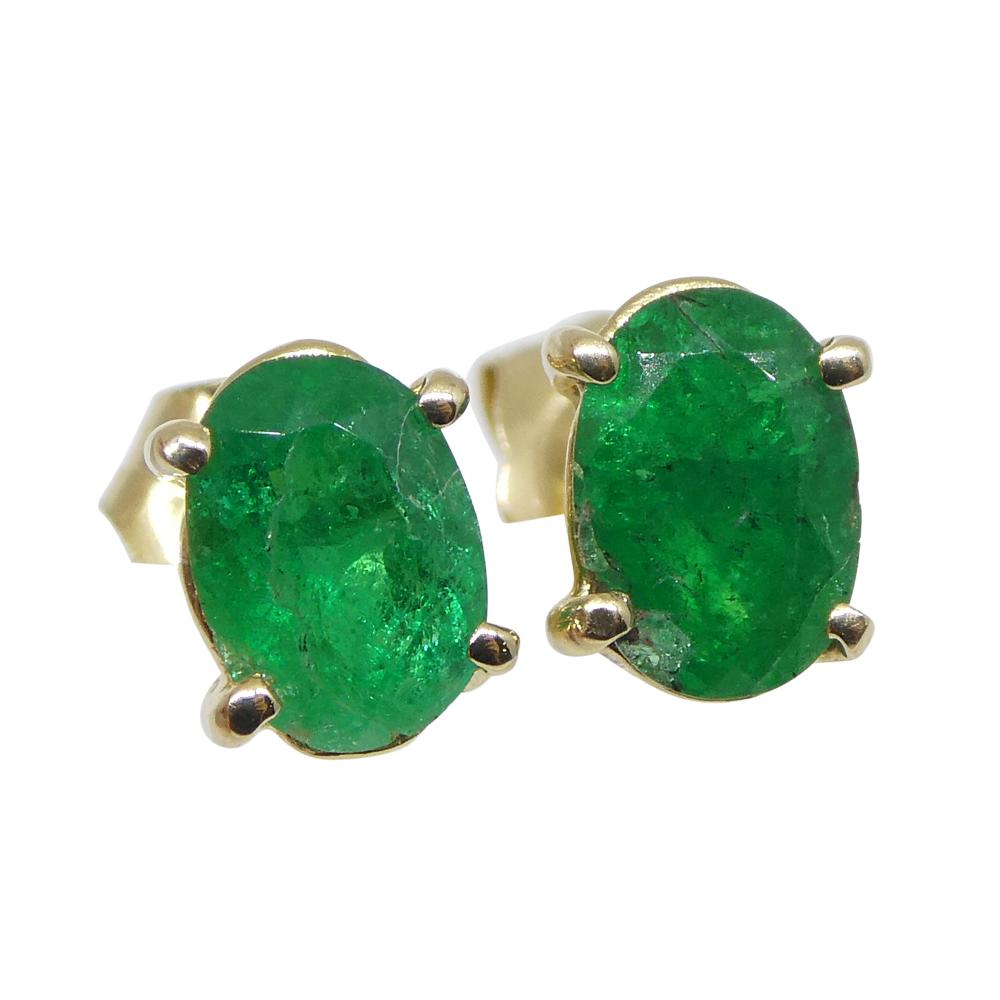 1,03ct Ovaler grüner kolumbianischer Smaragd Ohrstecker in 14k Gelbgold (Ovalschliff) im Angebot