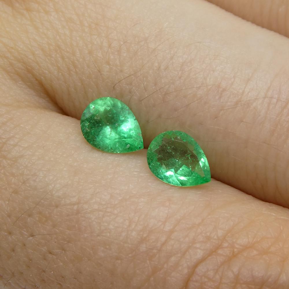 1.03 Karat Paar birnengrüner Smaragd aus Kolumbien für Damen oder Herren im Angebot