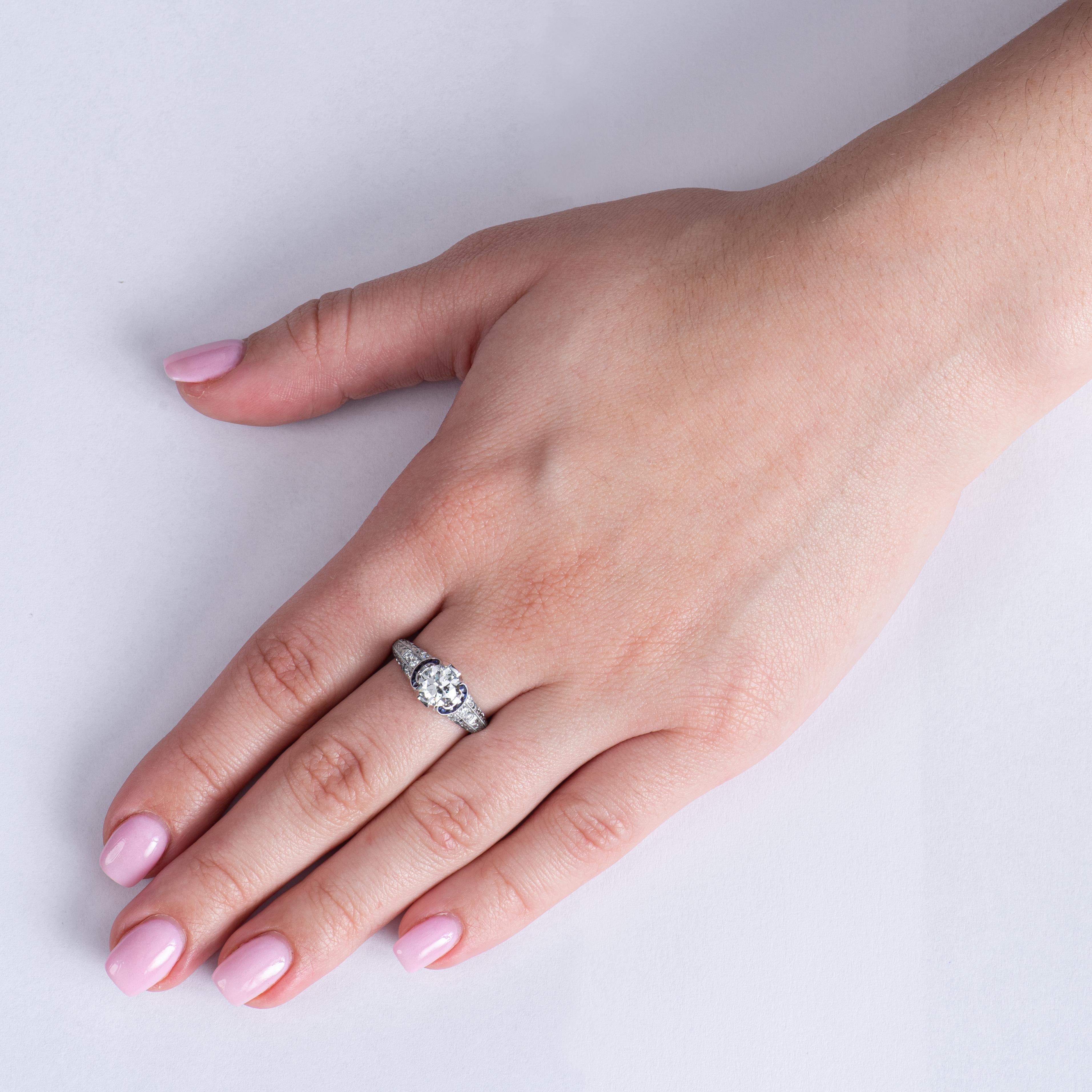 1,03 Karat runder Diamant mit 0,21 Karat Saphir-Akzenten Vintage inspirierter Ring im Zustand „Neu“ im Angebot in Houston, TX