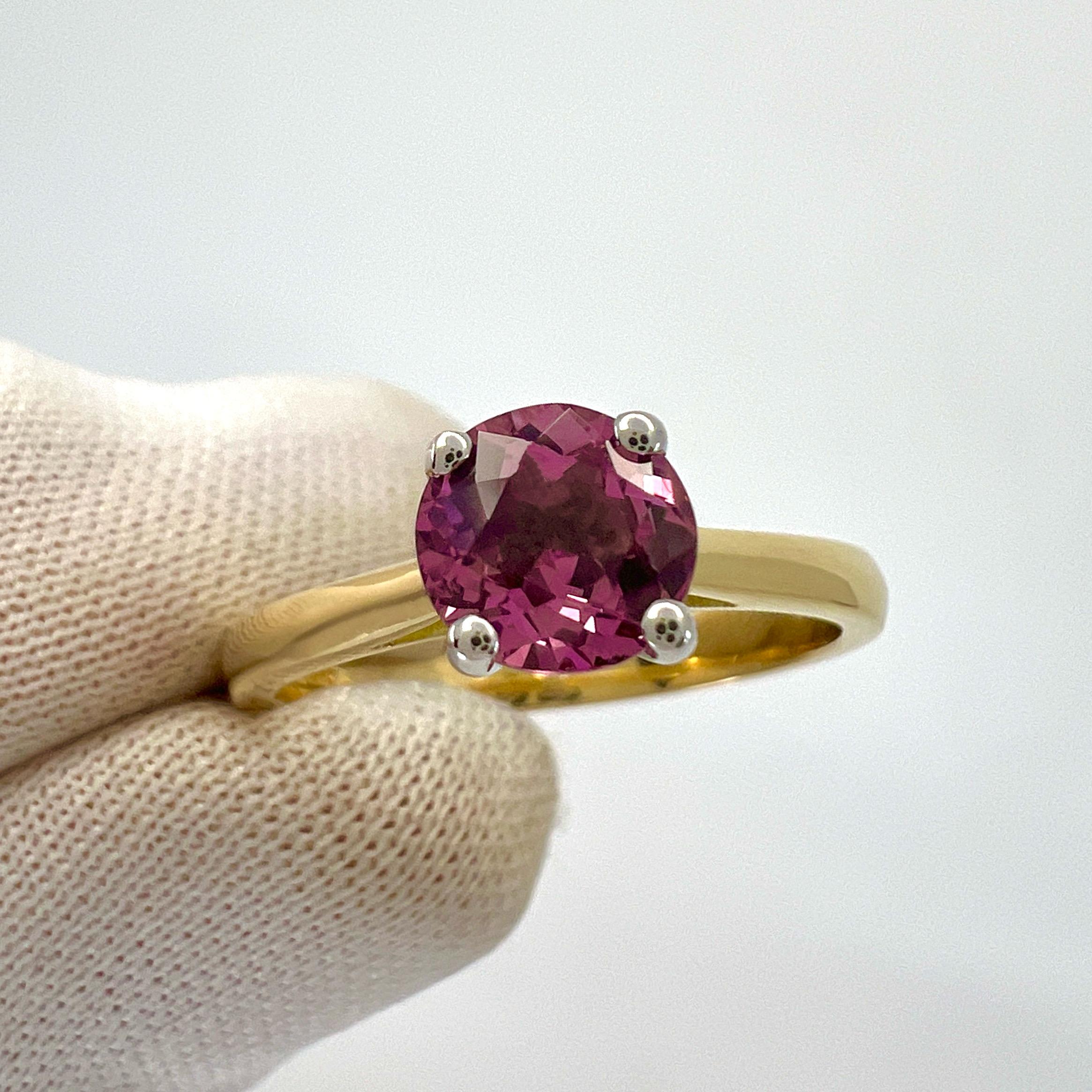 Bague solitaire en or jaune et blanc 18k avec spinelle Mahenge rose vif naturel et taille ronde.

Spinelle de 1,03 carat d'une couleur rose vif étonnante et d'une excellente clarté. Pierre très propre. VVS.

Exploité à Mahenge en Tanzanie. Source de