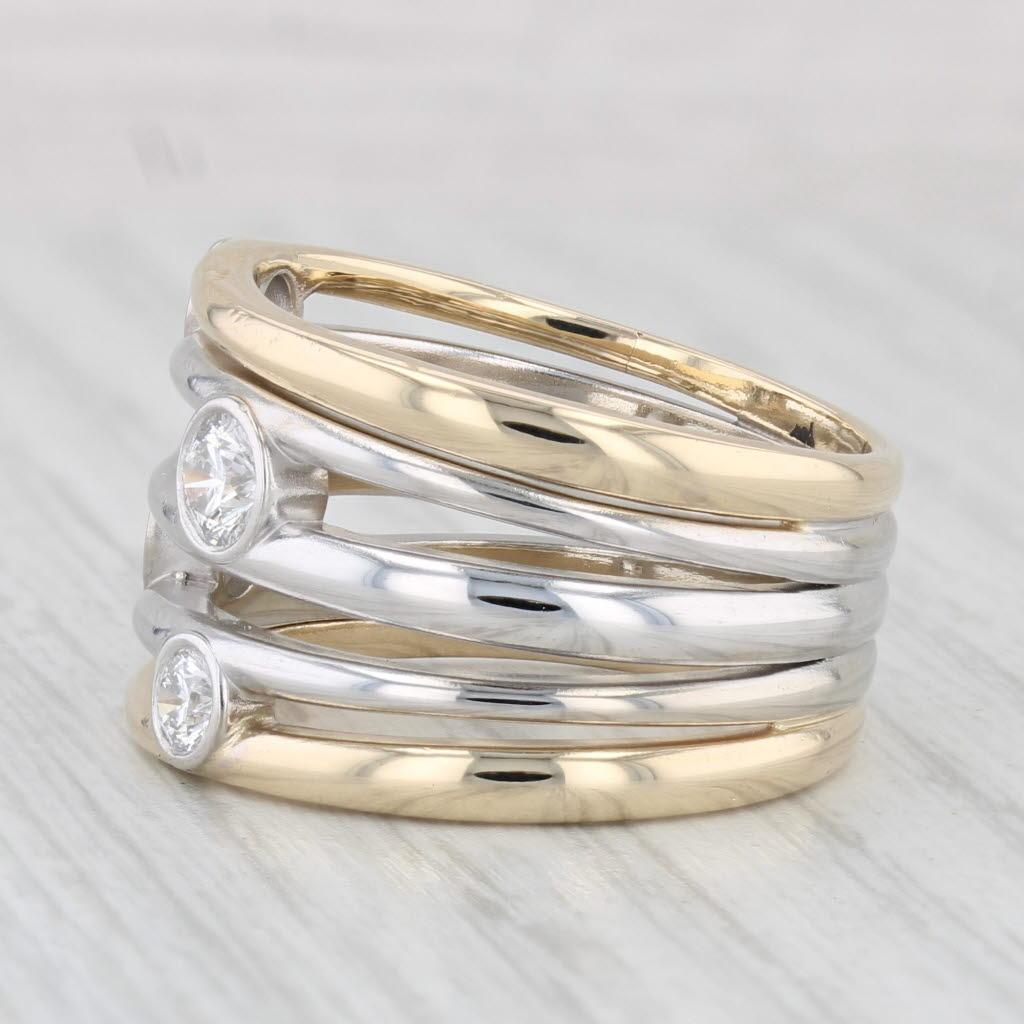 Dieser klobige Ring mit mehreren Bändern ist eine Sonderanfertigung mit einem diamantenen Orbit-Muster auf der Oberseite. 

Informationen zu Edelsteinen:
- Natürliche Diamanten -
Karat gesamt - 1.03ctw
Schliff - Rundbrillant
Farbe - G - H
Reinheit -