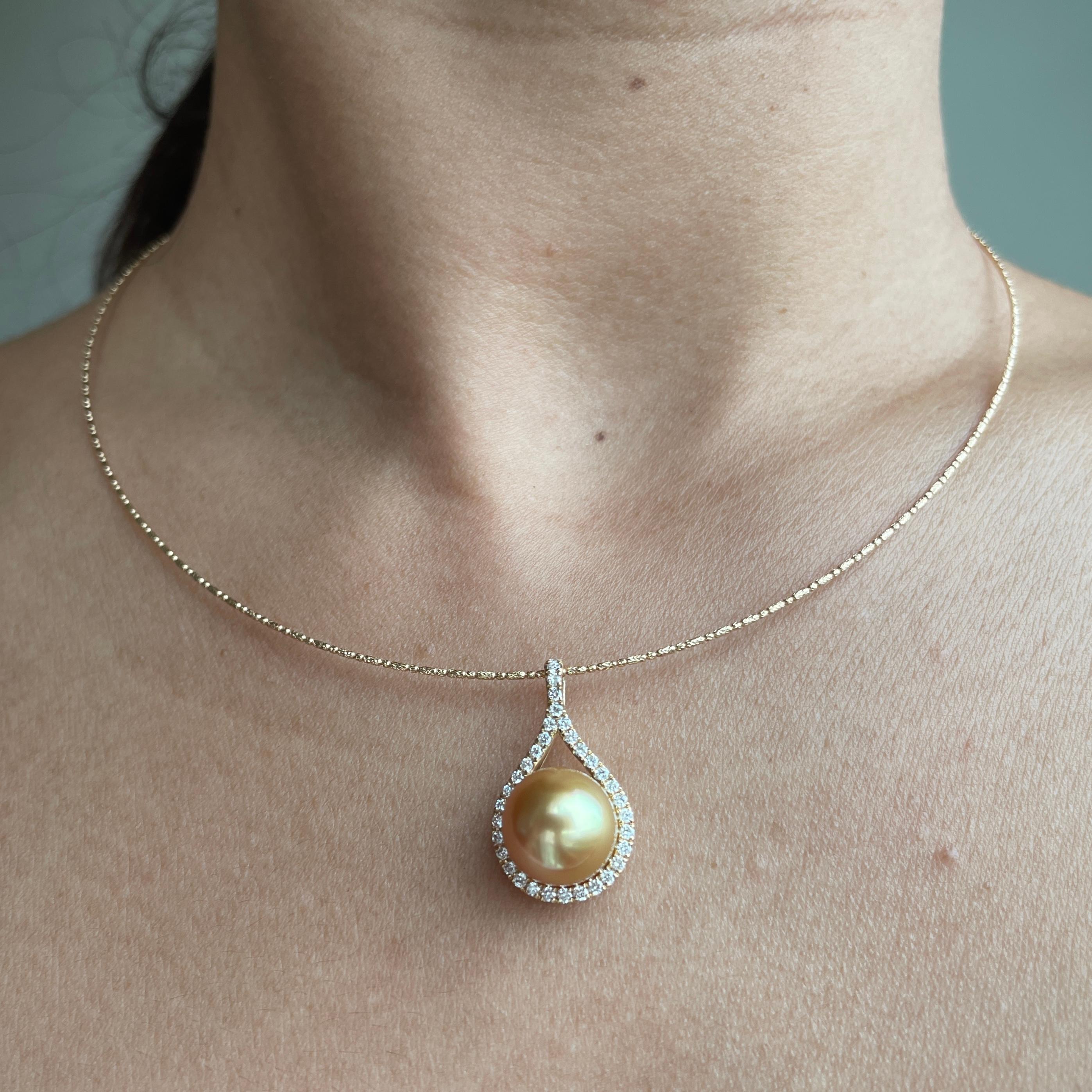 10.3mm AAA Golden South Sea Pearl Pendant with Natural Diamonds in 18k gold In New Condition For Sale In Singapore, SG
