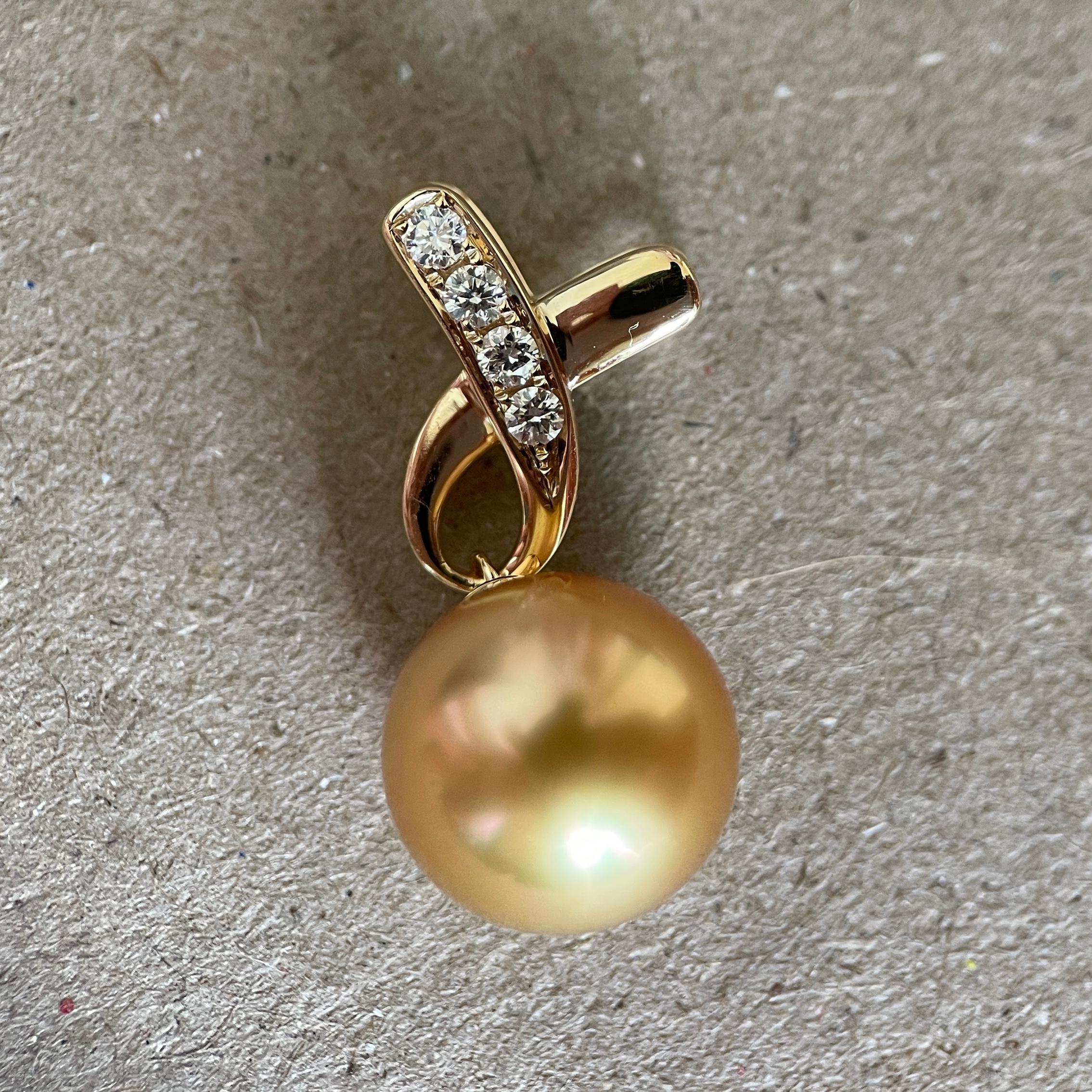 10.3mm AAA quality Golden South Sea Pearl Pendants in 18k solid gold In New Condition For Sale In Singapore, SG