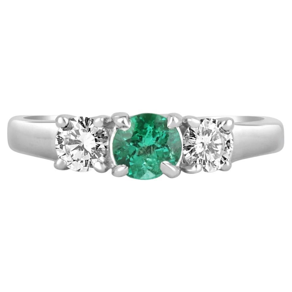 Anillo de Compromiso de Tres Piedras con Esmeralda Redonda y Diamantes de 1,03 qt 14K
