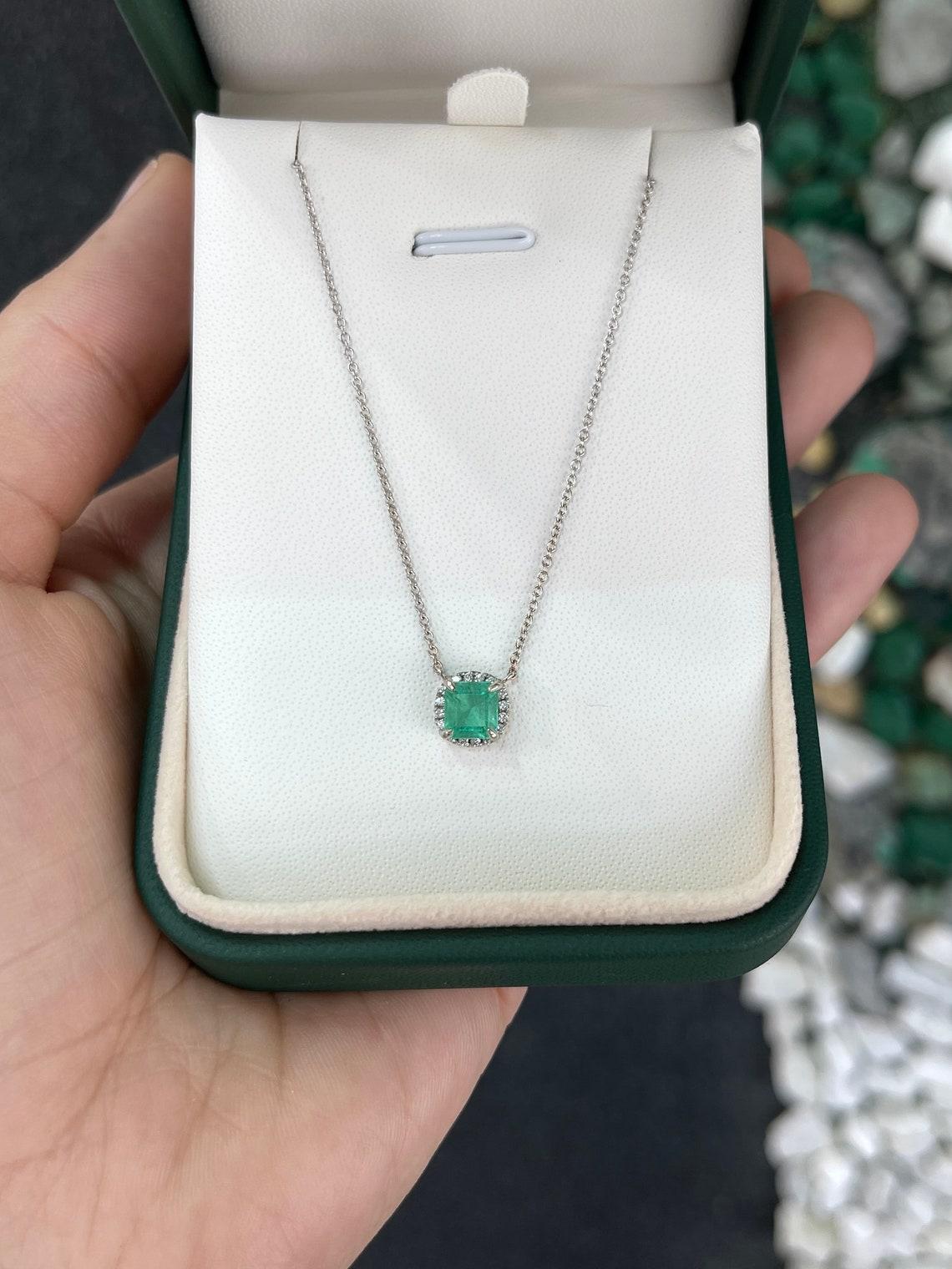 Elegati con l'eleganza senza tempo di questa piccola collana di smeraldi. Al centro dell'attenzione c'è un affascinante smeraldo da 0,95 carati con taglio Asscher proveniente dallo Zambia, che vanta una delicata tonalità verde chiaro-medio e una