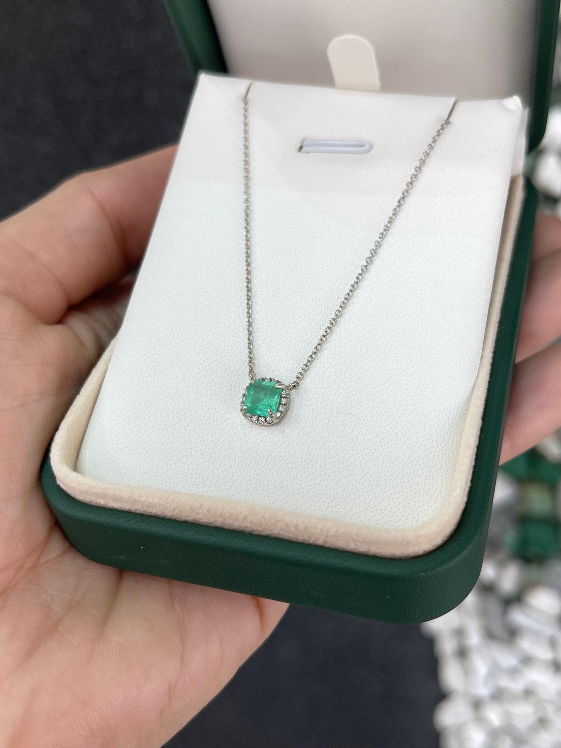 Moderno Collana con diamanti e smeraldo taglio Asscher da 1,03tcw Greene & Greene Light in vendita