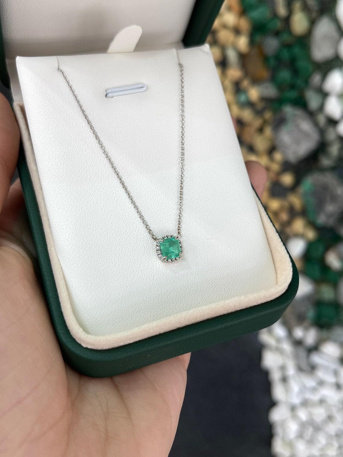 Taglio Asscher Collana con diamanti e smeraldo taglio Asscher da 1,03tcw Greene & Greene Light in vendita