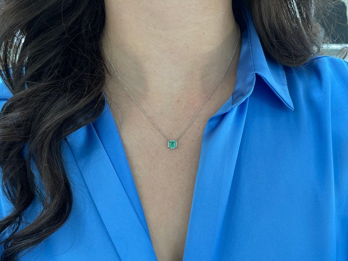 Collana con diamanti e smeraldo taglio Asscher da 1,03tcw Greene & Greene Light In condizioni Nuovo in vendita a Jupiter, FL