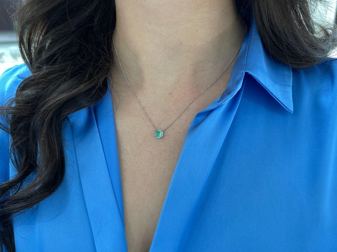 Donna Collana con diamanti e smeraldo taglio Asscher da 1,03tcw Greene & Greene Light in vendita