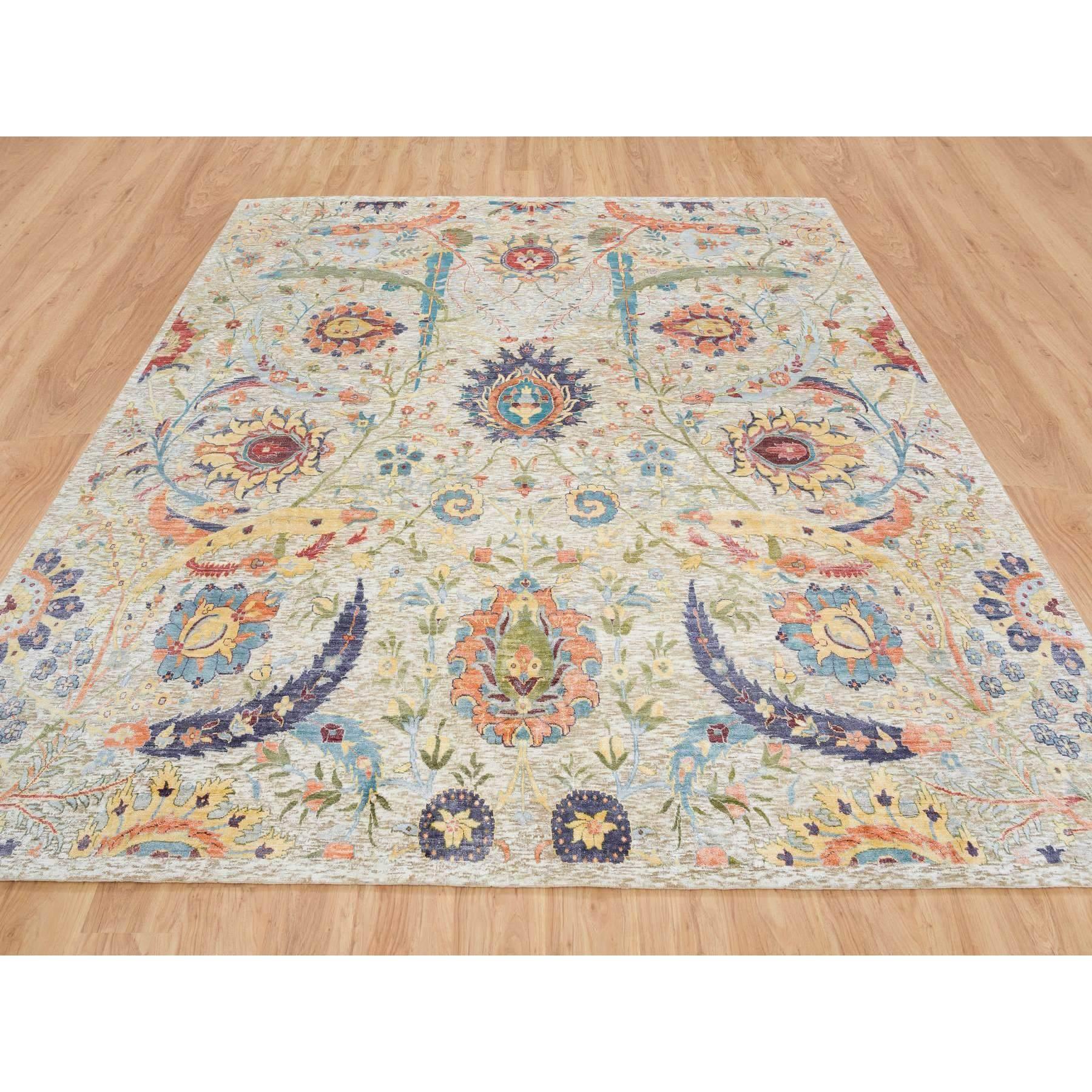 Il s'agit d'un véritable tapis d'Orient, unique en son genre, noué à la main, à motif de feuilles de faucille, en soie et laine texturée, de forme carrée. Il a été noué pendant des mois et des mois selon des techniques de tissage séculaires par des