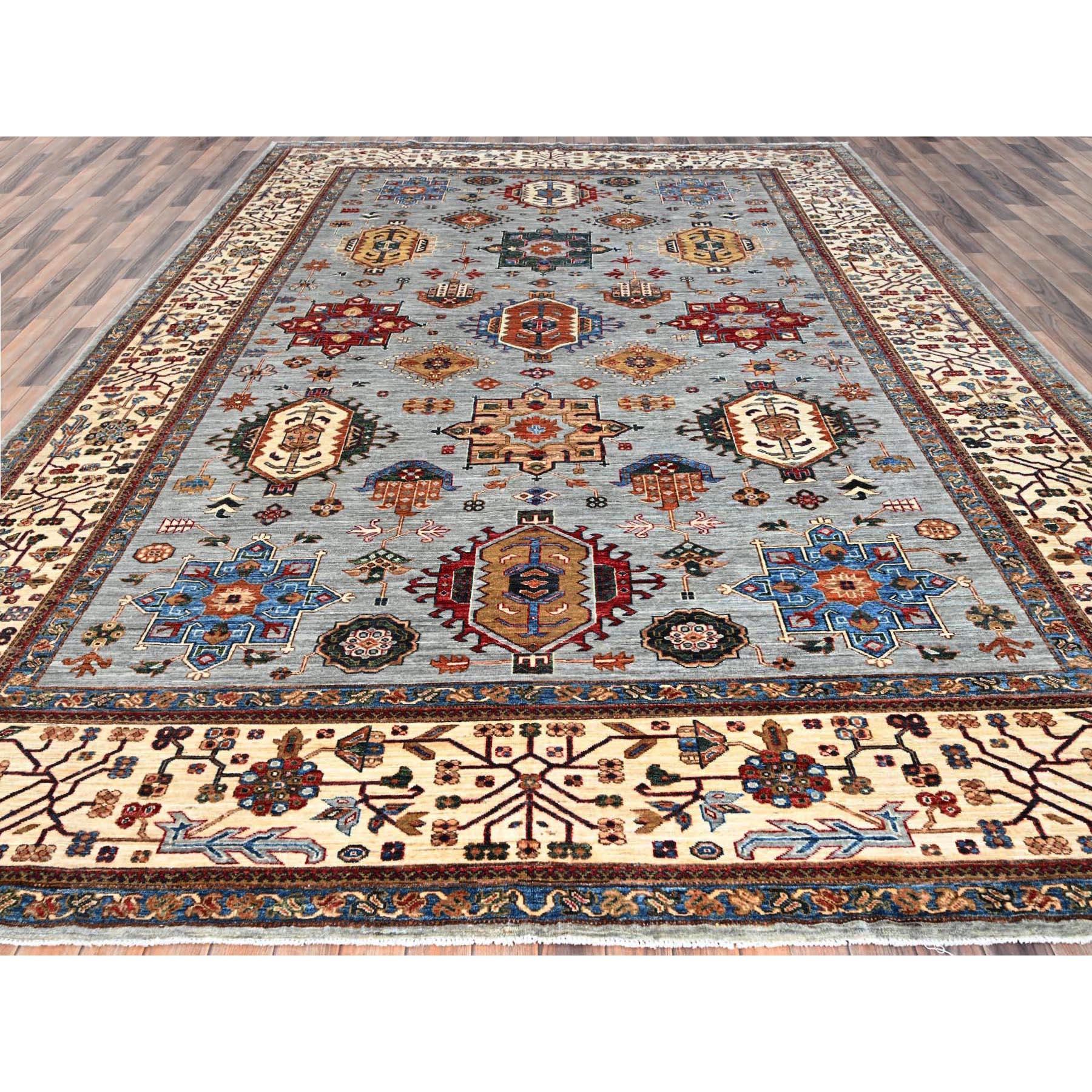 Il s'agit d'un véritable tapis d'Orient Afghan Super Kazak, noué à la main, en pure laine. Il a été noué pendant des mois et des mois selon des techniques de tissage séculaires par des artisans experts.
Matières premières : Laine
Latex : Pas de