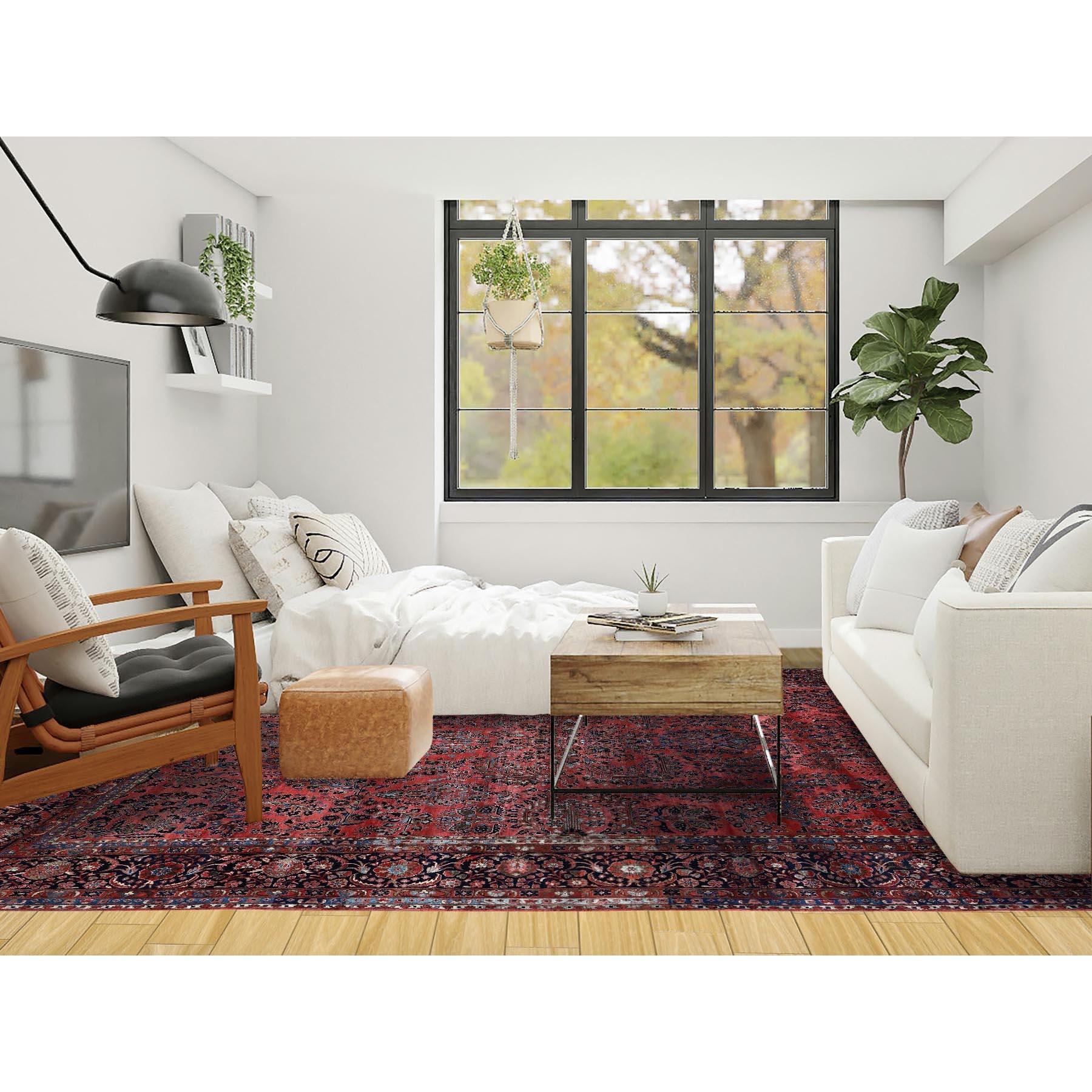 Blush Red, antiker persischer Sarouk, voller Flor und weich, Seiten und Enden professionell gesichert, handgeknüpft, 100% Wolle, Orientteppich
Primäre MATERIALIEN: Wolle
Latex: Kein Flor 
Höhe: 0,25 Zoll
Stil: Traditionell
Grundfarbe: Rot
Sekundäre
