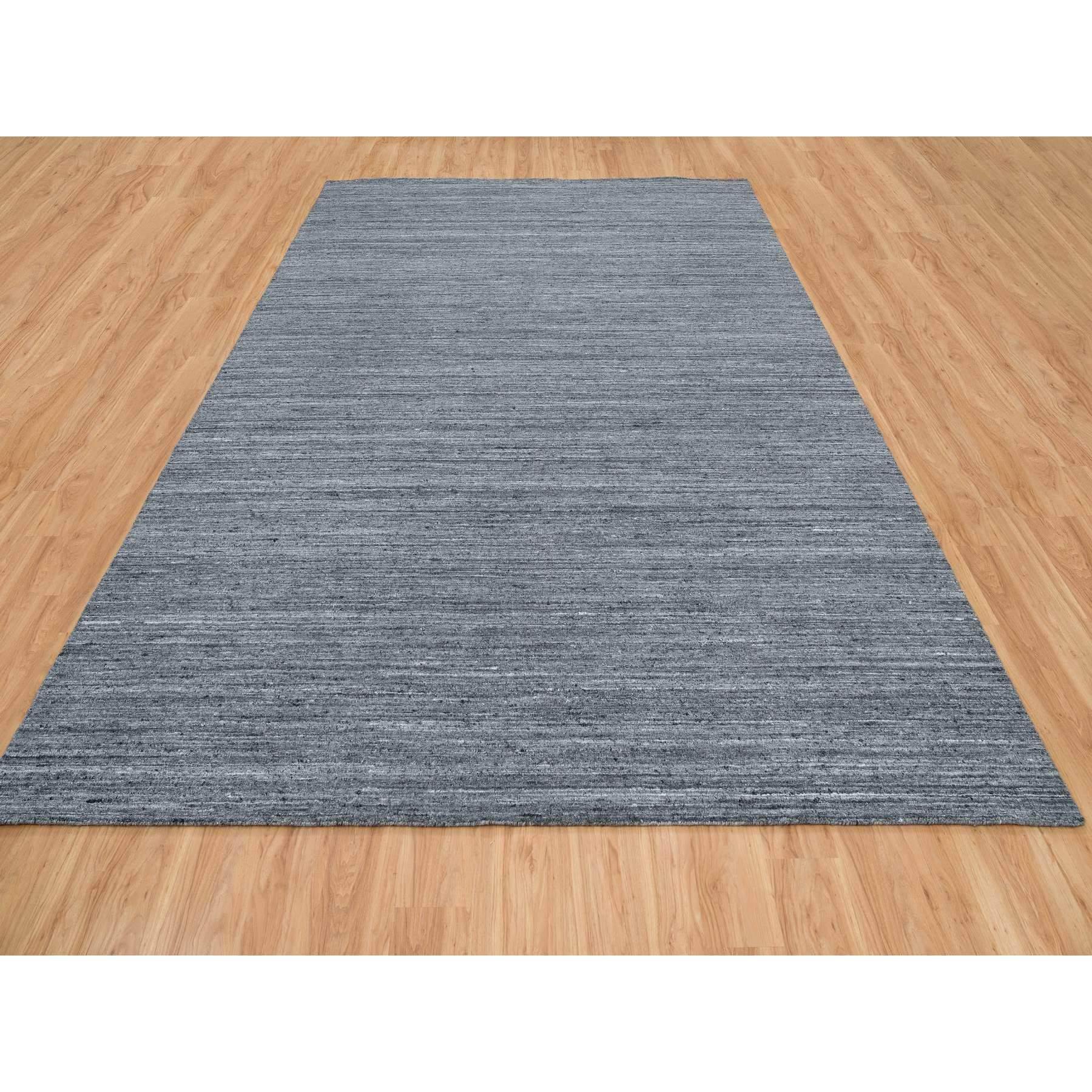 Arsenic Gray, Reine Wolle Handgeknüpft, Modernes Striae Design Weicher Flor, Orientteppich
Primäre MATERIALIEN: Wolle
Latex: Kein Flor 
Höhe: 0,25 Zoll
Stil: Transitional
Grundfarbe: Grau
Sekundärfarben: Elfenbein
Muster: Orientalisch