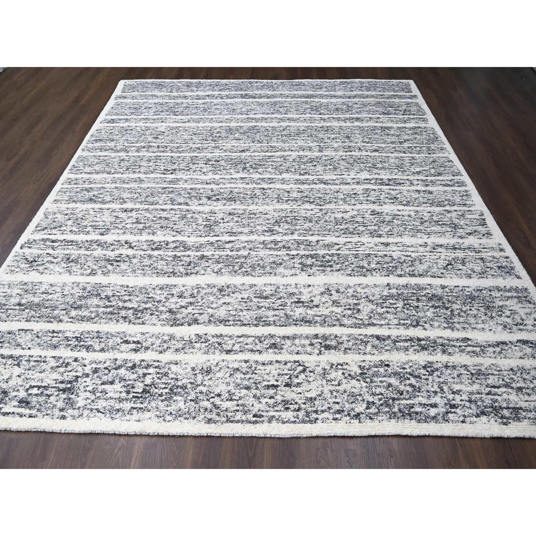 Nero e avorio, Design moderno a strisce, Spesso e soffice, Lana organica non colorata, Annodato a mano, Tappeto orientale
Materiali primari: Lana
Lattice: No Pile 
altezza: 0,25 pollici
Stile: Casual
Colore primario: Nero
Colori secondari: Grigio,