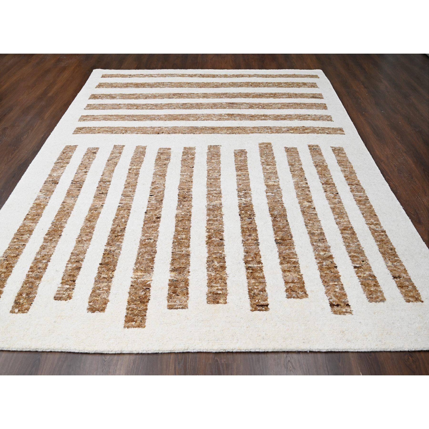 Si tratta di un autentico esemplare unico di tappeto orientale in 100% lana, dalla struttura spessa e morbida, annodato a mano. È stato annodato per mesi e mesi con tecniche di tessitura secolari da esperti artigiani.
Materiali primari:
