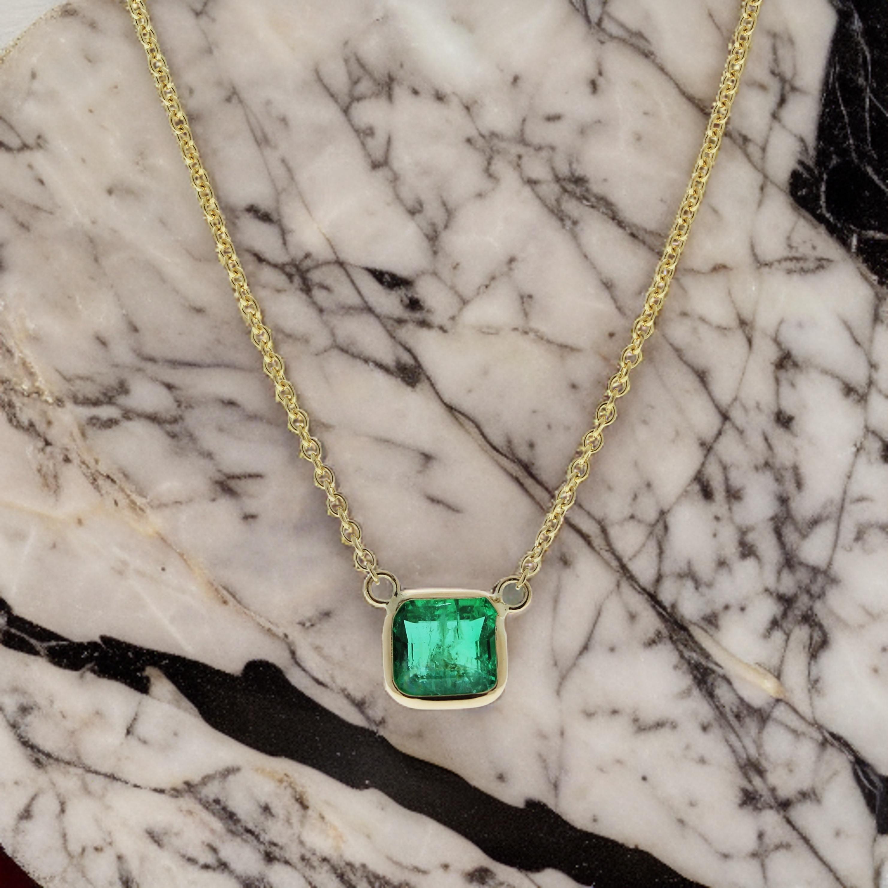 1.04 Carat Asscher Emerald Green Fashion Necklaces In 14k Yellow Gold In New Condition For Sale In Chicago, IL
