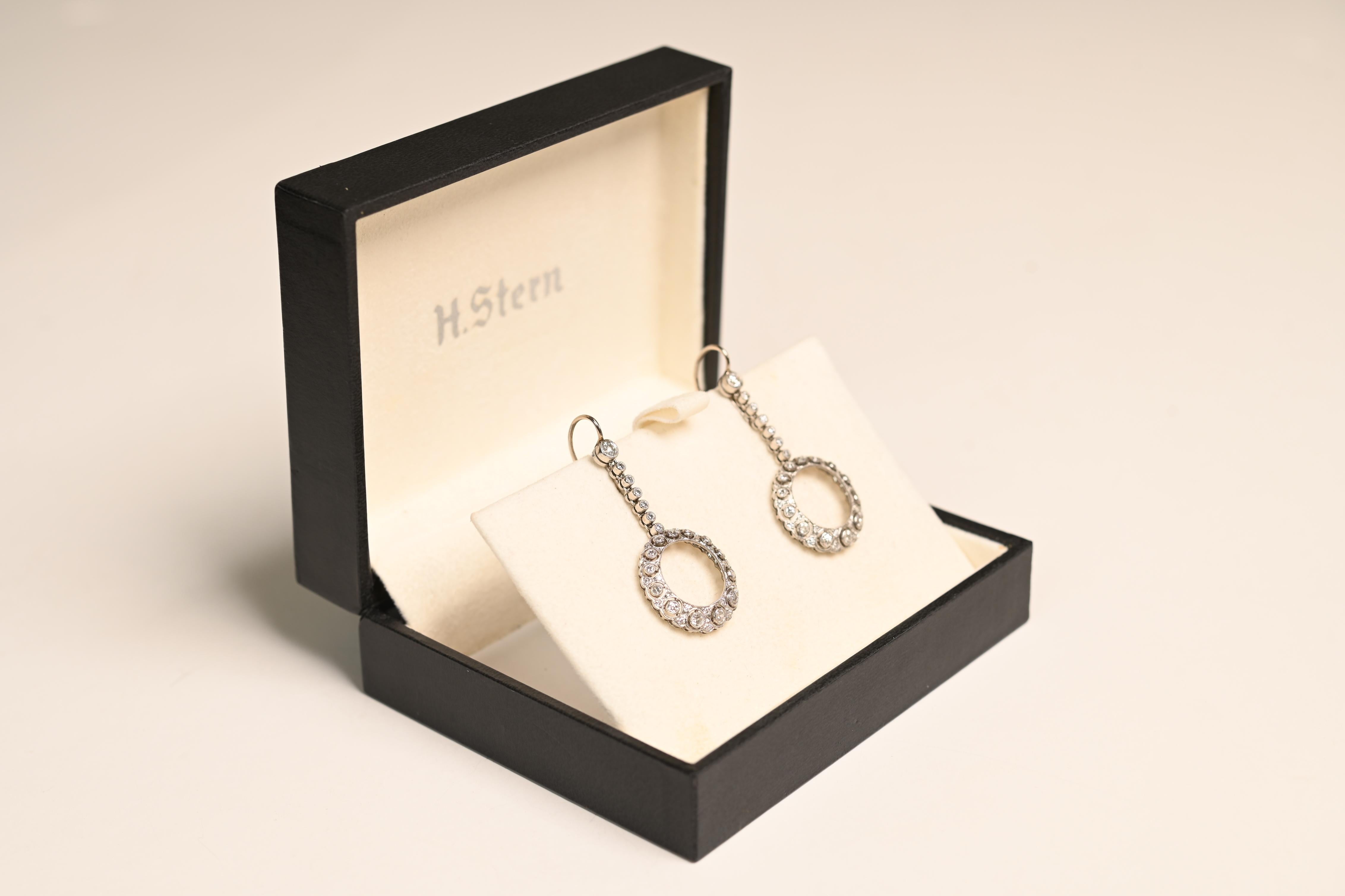 Estos exquisitos pendientes colgantes de estilo floral encarnan la elegancia atemporal de la época eduardiana, famosa por su intrincada artesanía y sus románticos diseños. Los pendientes presentan un cautivador motivo circular adornado con diamantes