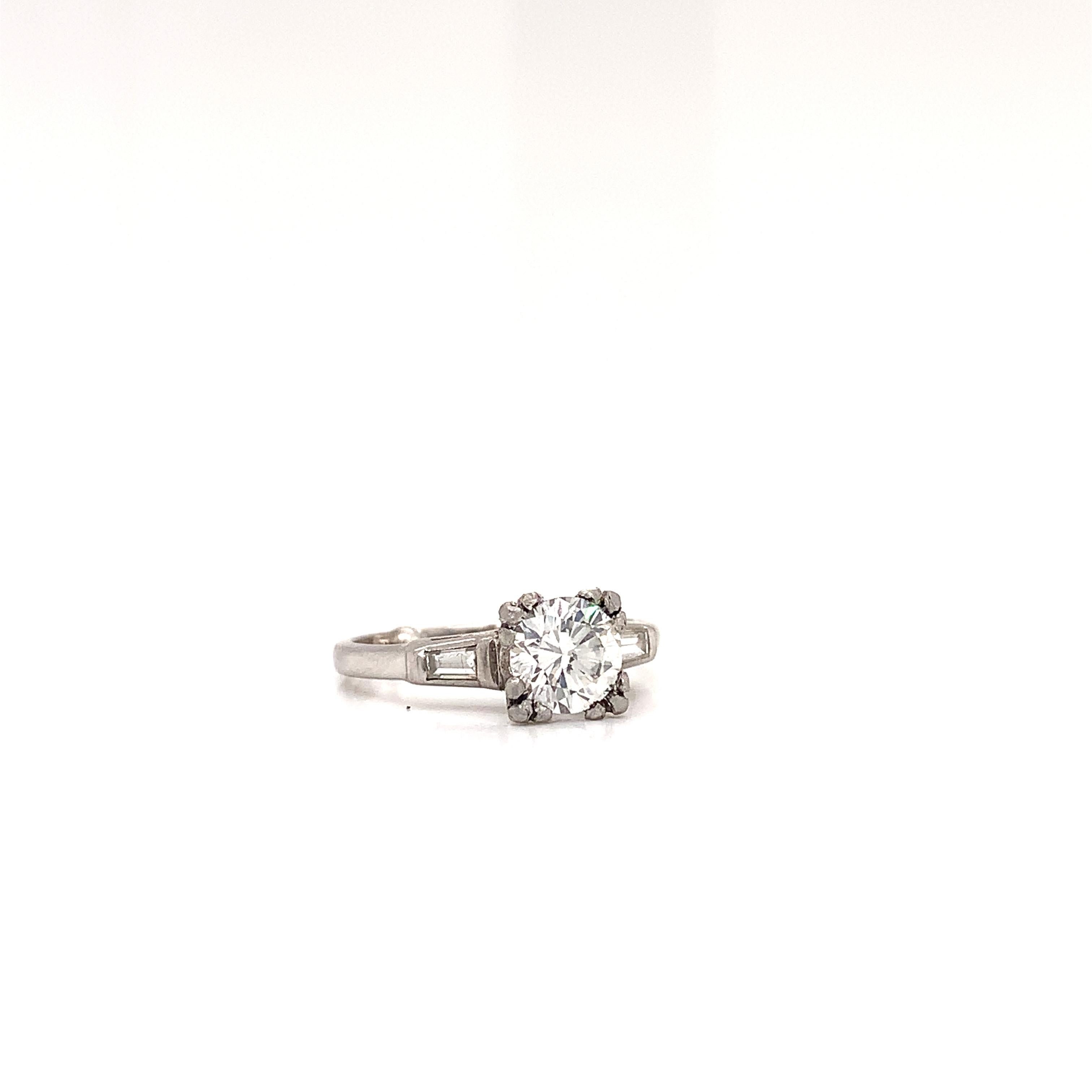 Moderniste Diamant brillant de 1,04 carat de taille ronde GSI2 avec deux baguettes en vente