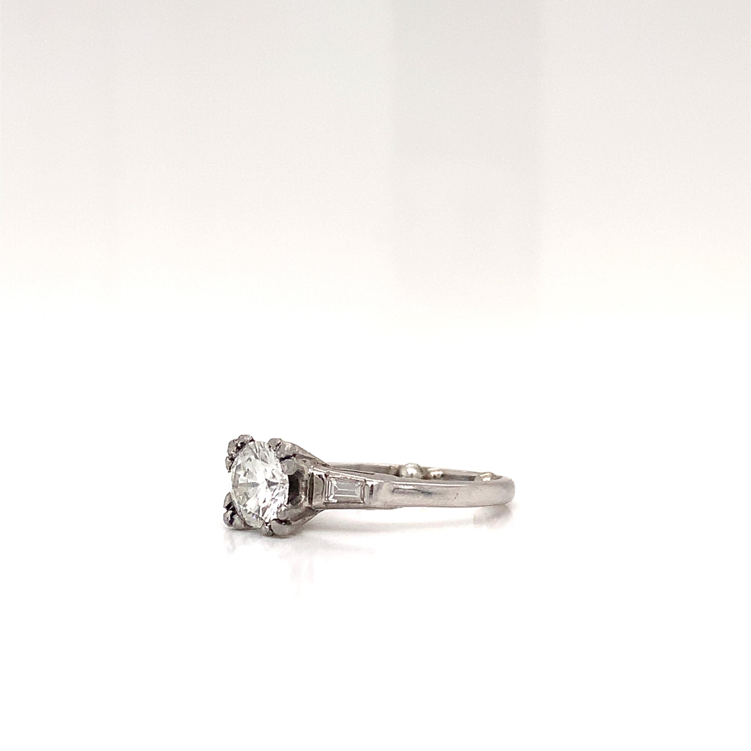 Diamant brillant de 1,04 carat de taille ronde GSI2 avec deux baguettes Excellent état - En vente à Aventura, FL