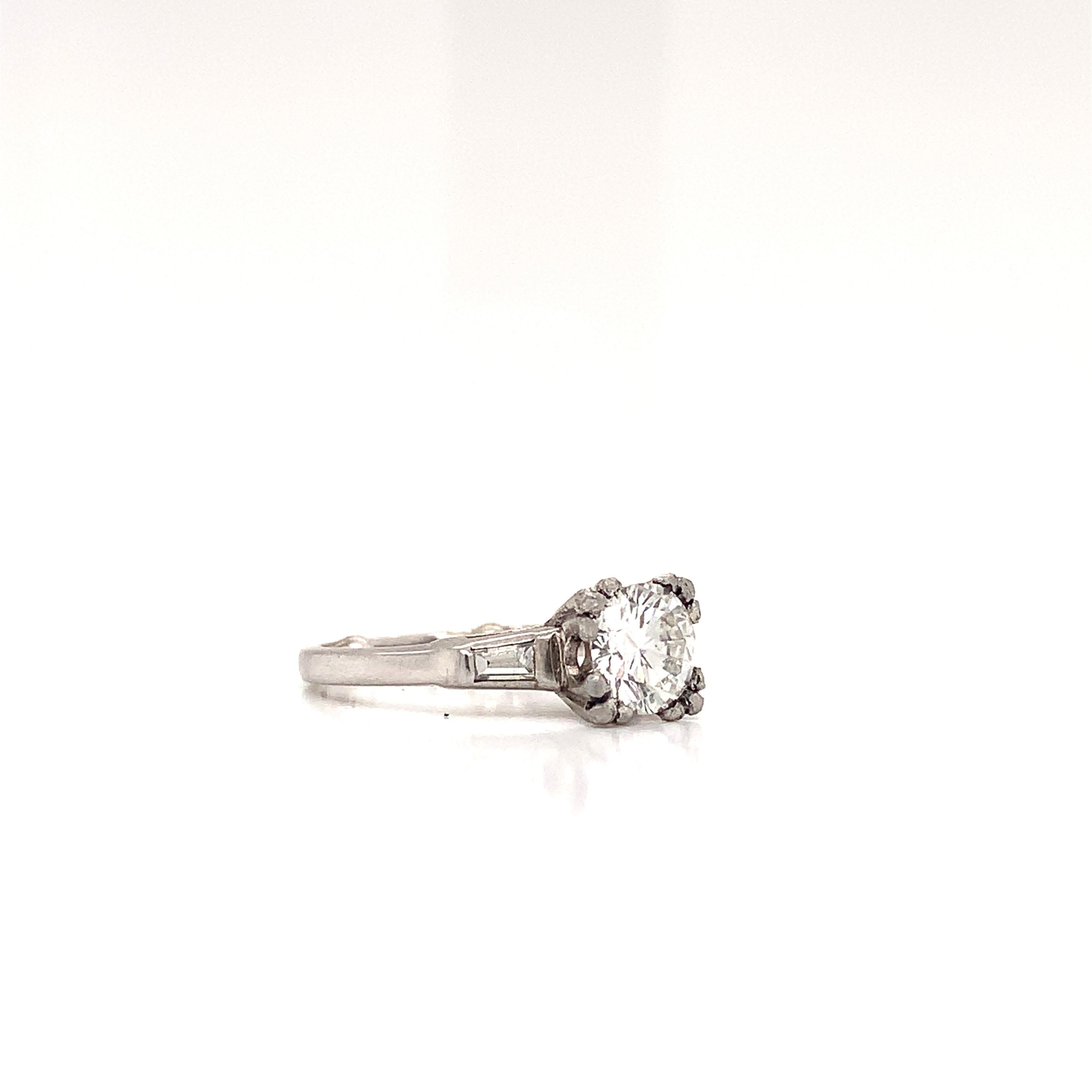 Diamant brillant de 1,04 carat de taille ronde GSI2 avec deux baguettes en vente 1