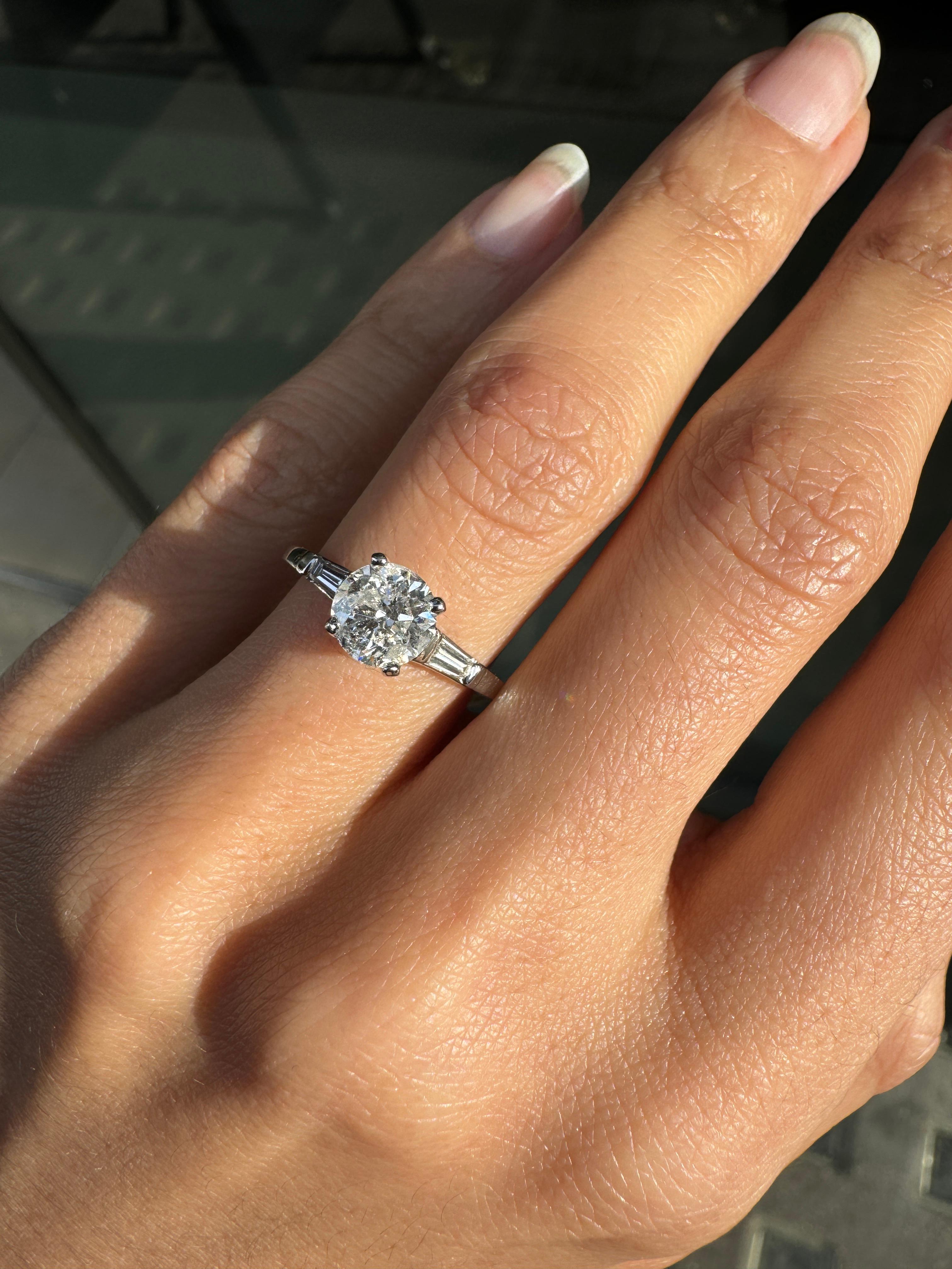 1.04 Carat Diamond and Platinum Three Stone Engagement Ring In Good Condition For Sale In London, GB