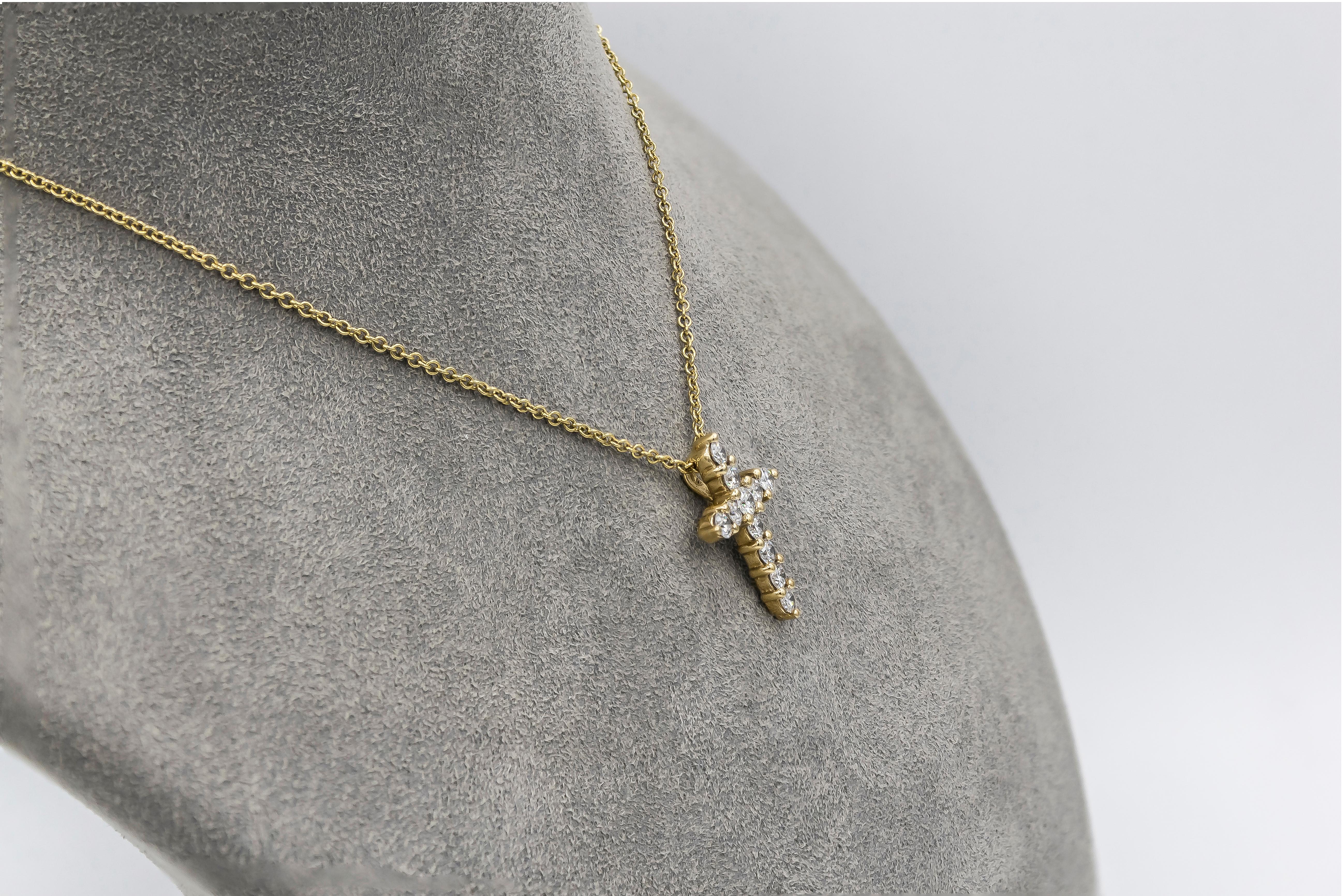 Contemporary Roman Malakov, 1.04 Carat Diamond Cross Pendant Necklace in Yellow Gold