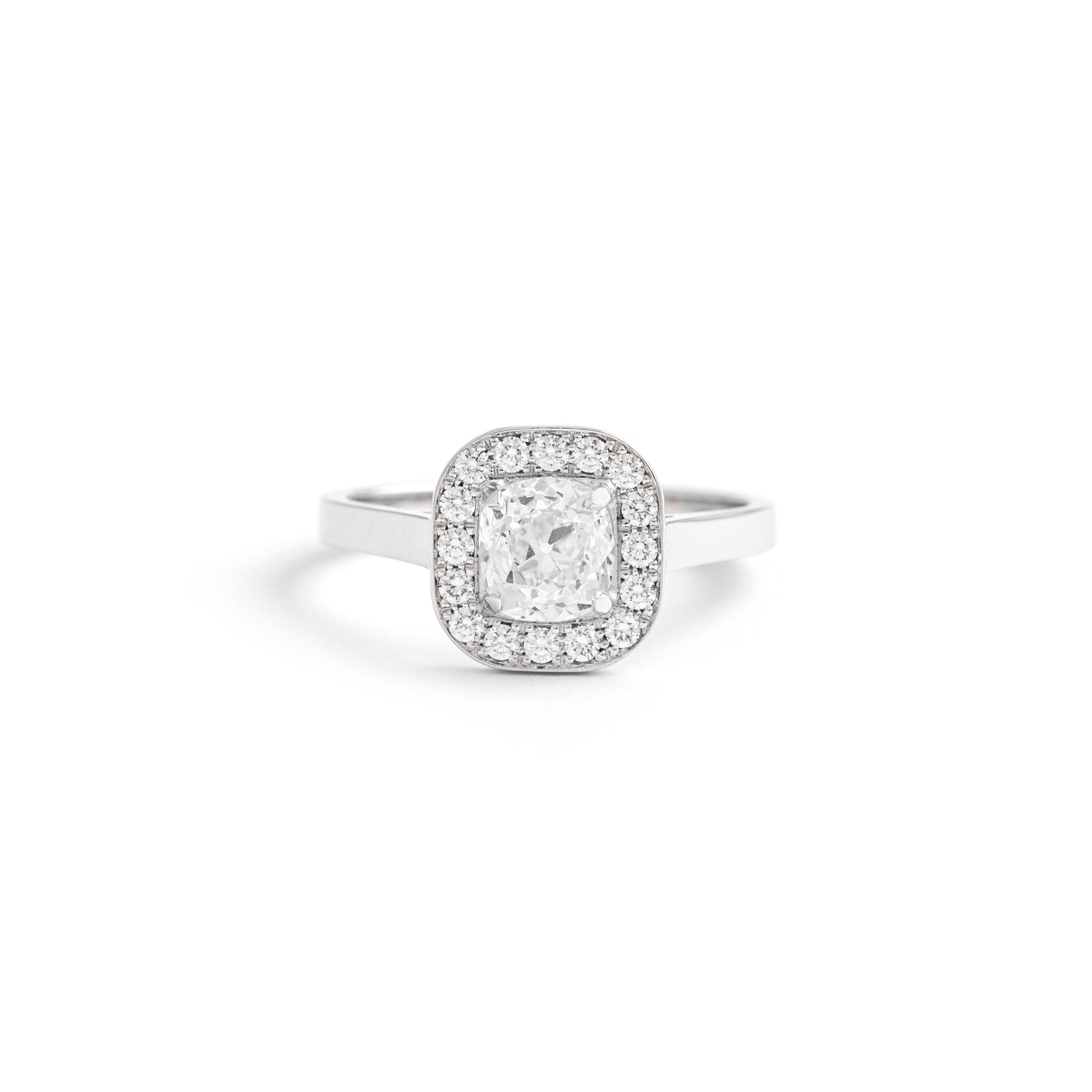 Solitaire Diamond ring 1.04 carat, GIA, H/Vvs2, surrounded by 15 diamonds, each one diameter 1.50 mm.

Weight: 3.91 grams.
Size: 54