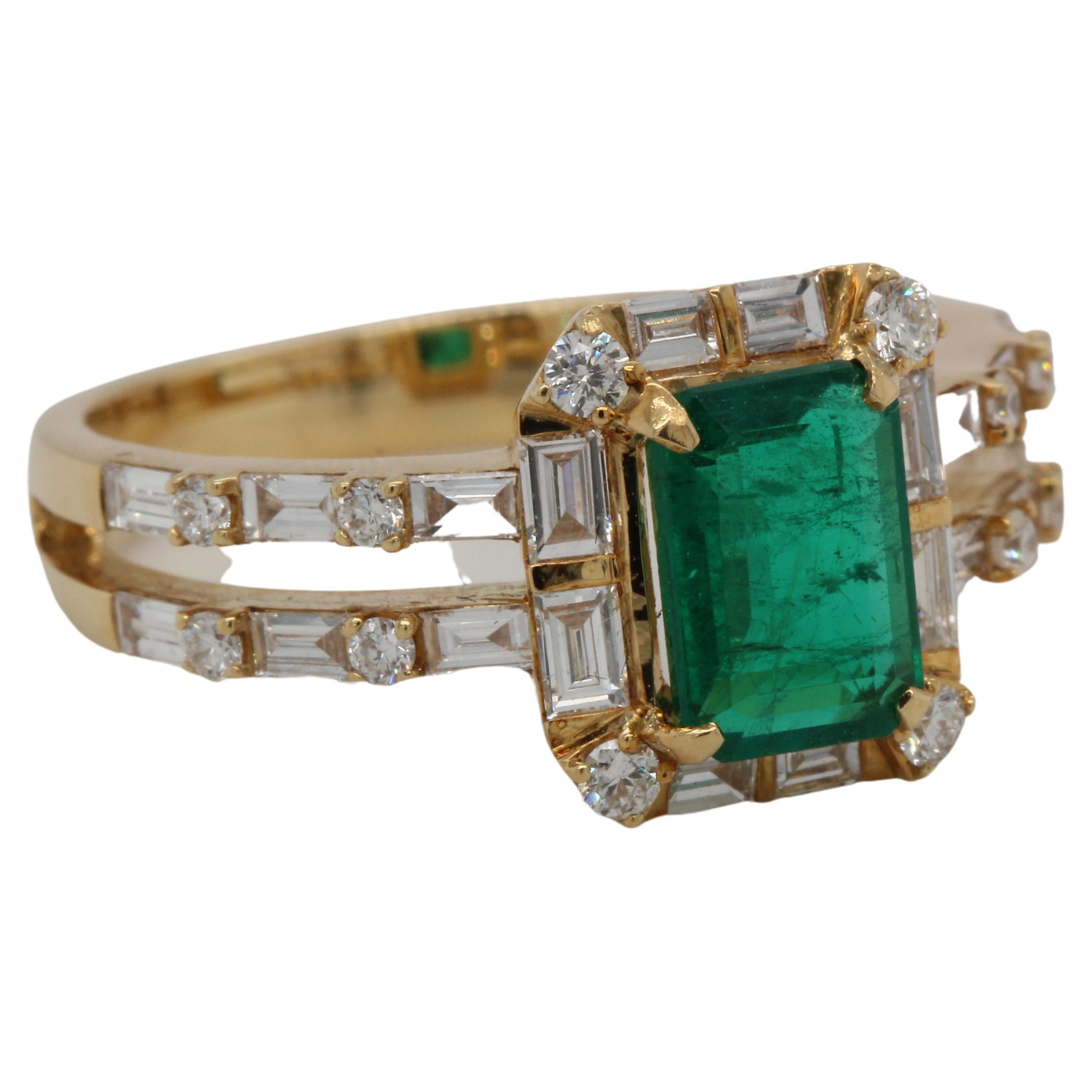 Women's or Men's 1.04 Carat Emerald and Diamond Solitaire Ring in 18 Karat Gold For Sale