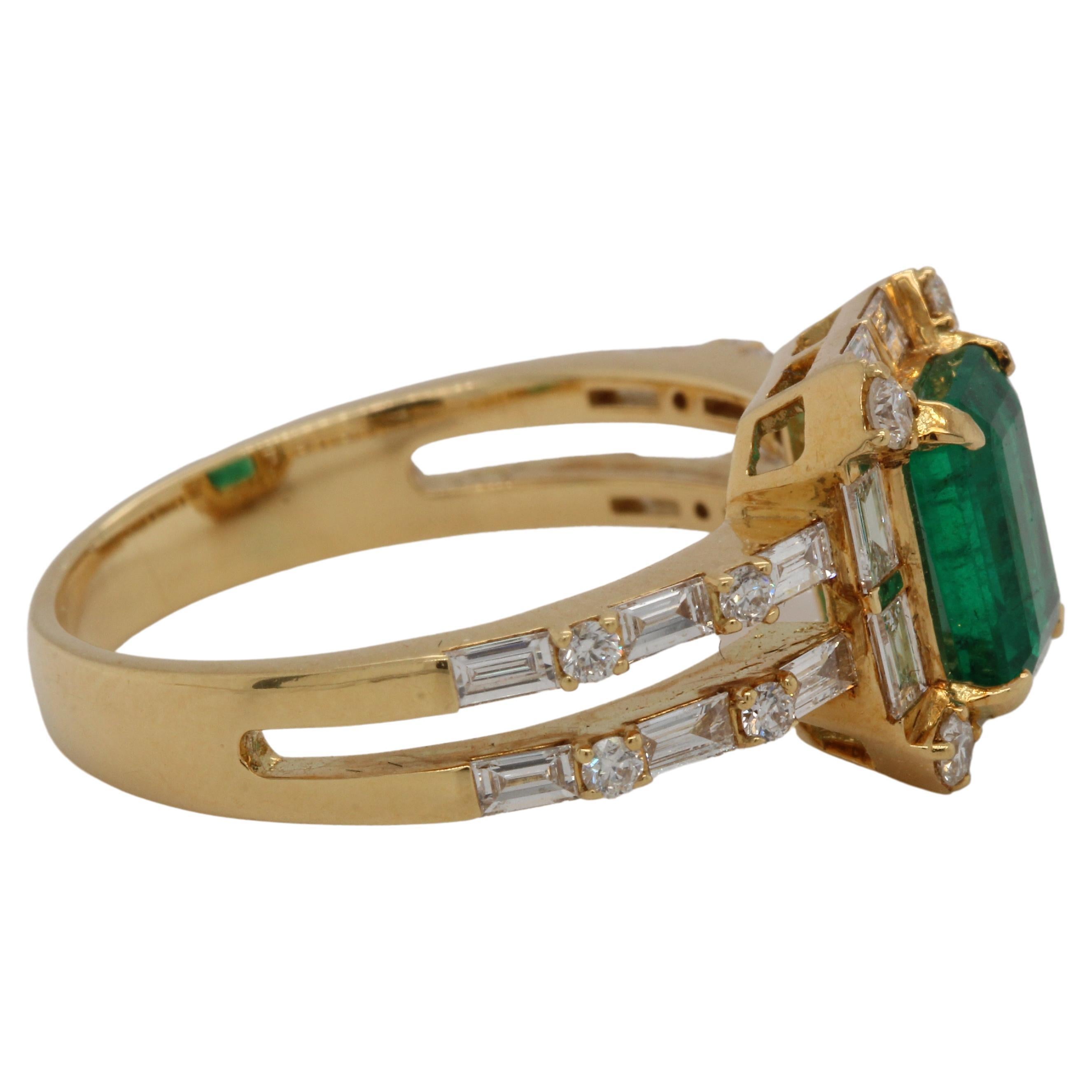 1.04 Carat Emerald and Diamond Solitaire Ring in 18 Karat Gold For Sale 1